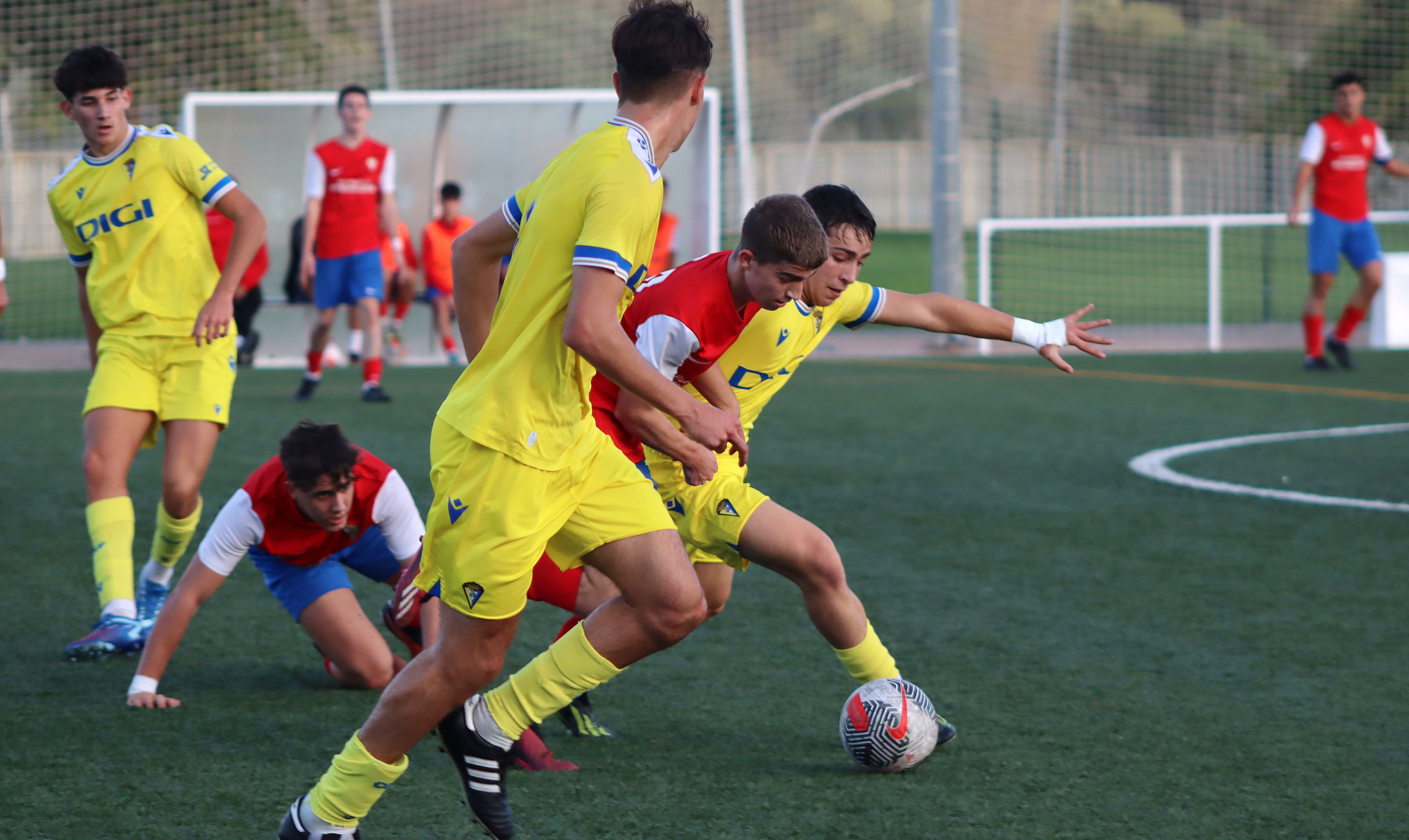 Dani Vega, del juvenil del Algeciras CF, pelea con un jugador del filial del Cádiz/Foto: Axel S.C.