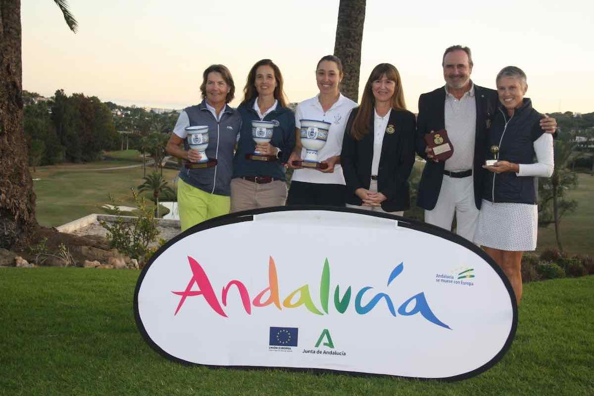 Minna Kaarnalahti y Covadonga Basagoiti Miranda, primera y segunda por la izquierda, con sus trofeos en el Andaluz Mid Amateur
