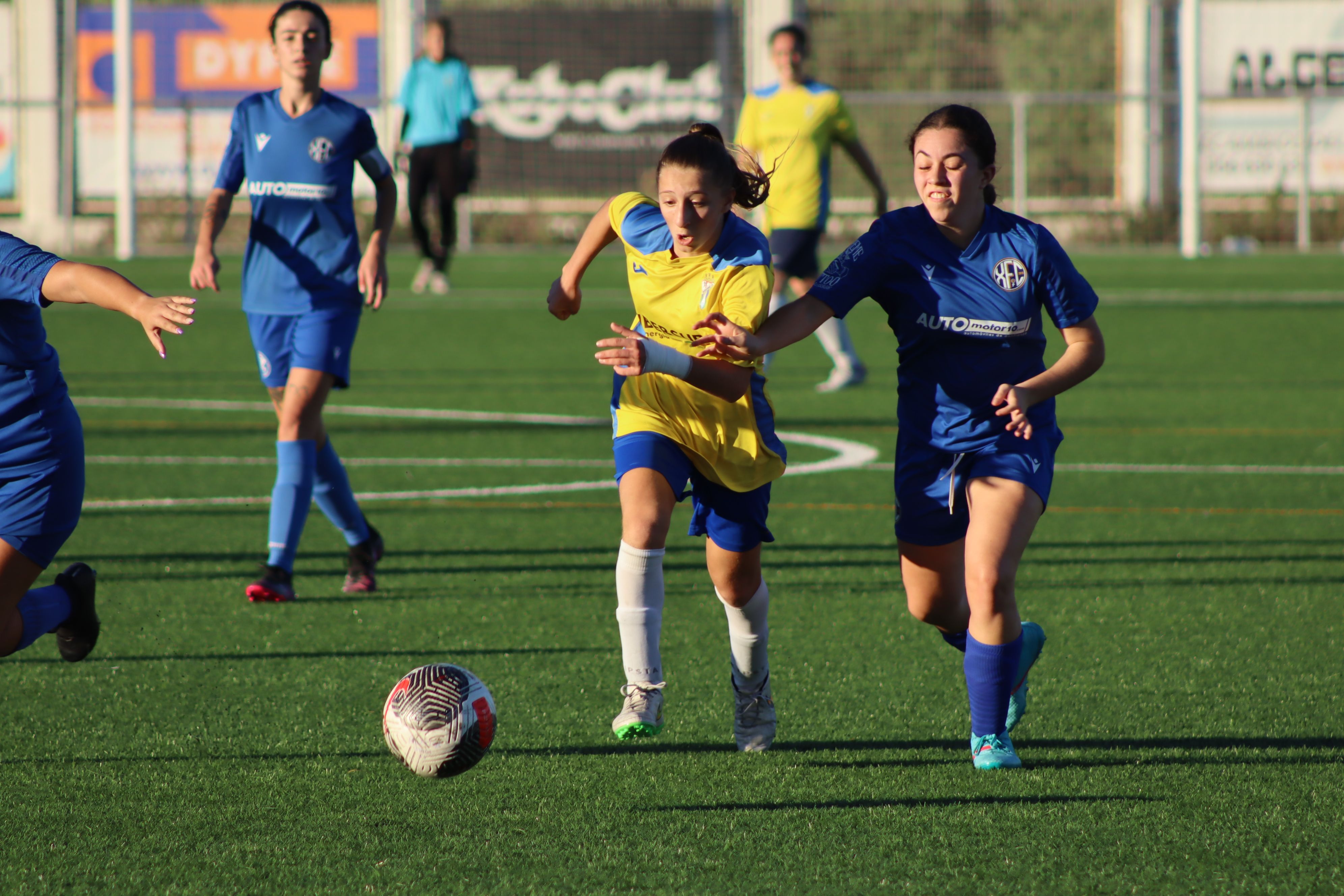 La jugadora del Deportivo Algeciras, Yurema Leiva, se marcha en velocidad de Candela Perdigones, del Xerez FCF/Foto: Axel S.C.