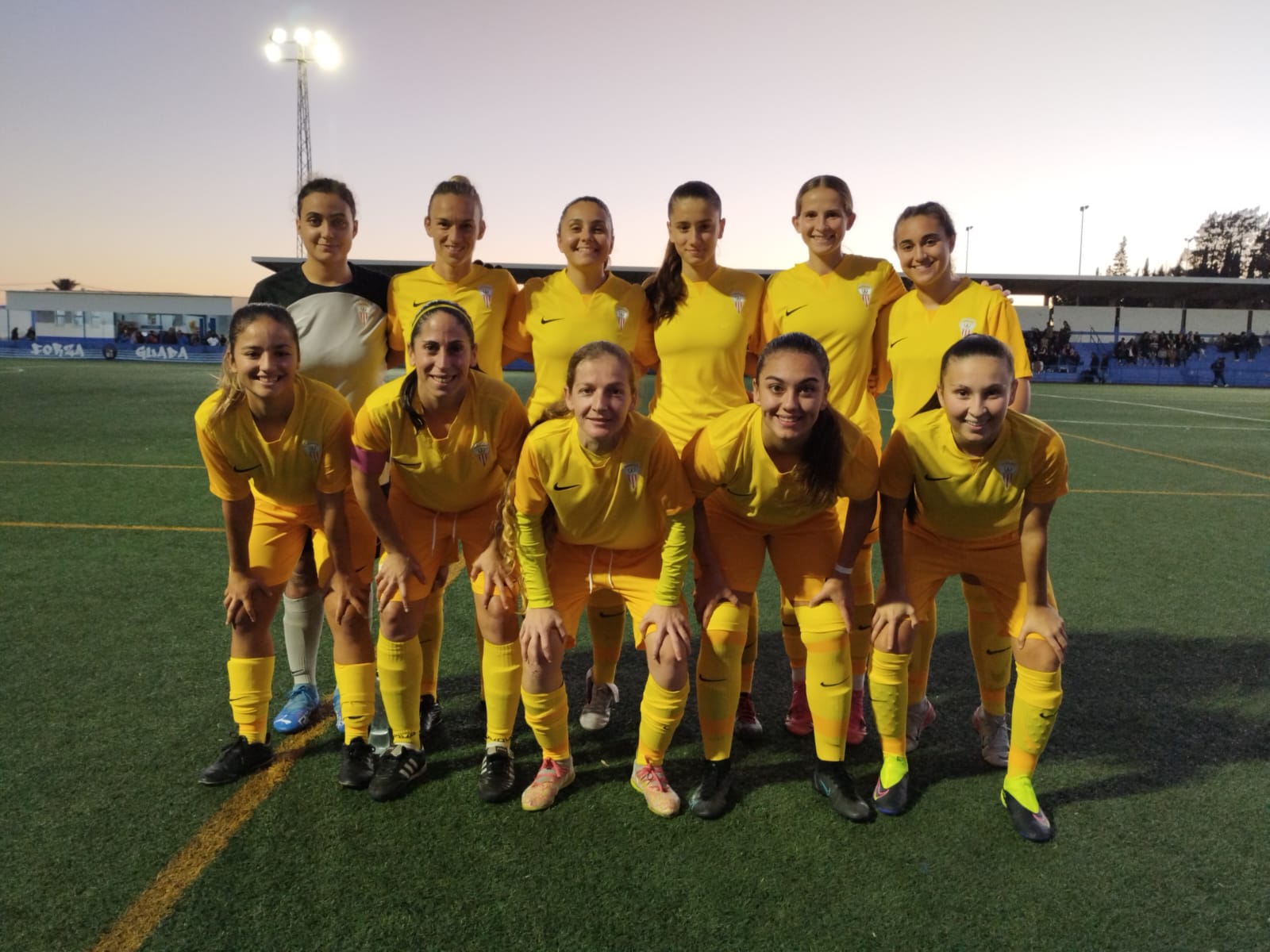 Formación del equipo femenino del Algeciras CF en el feudo del CD Guadalcacín