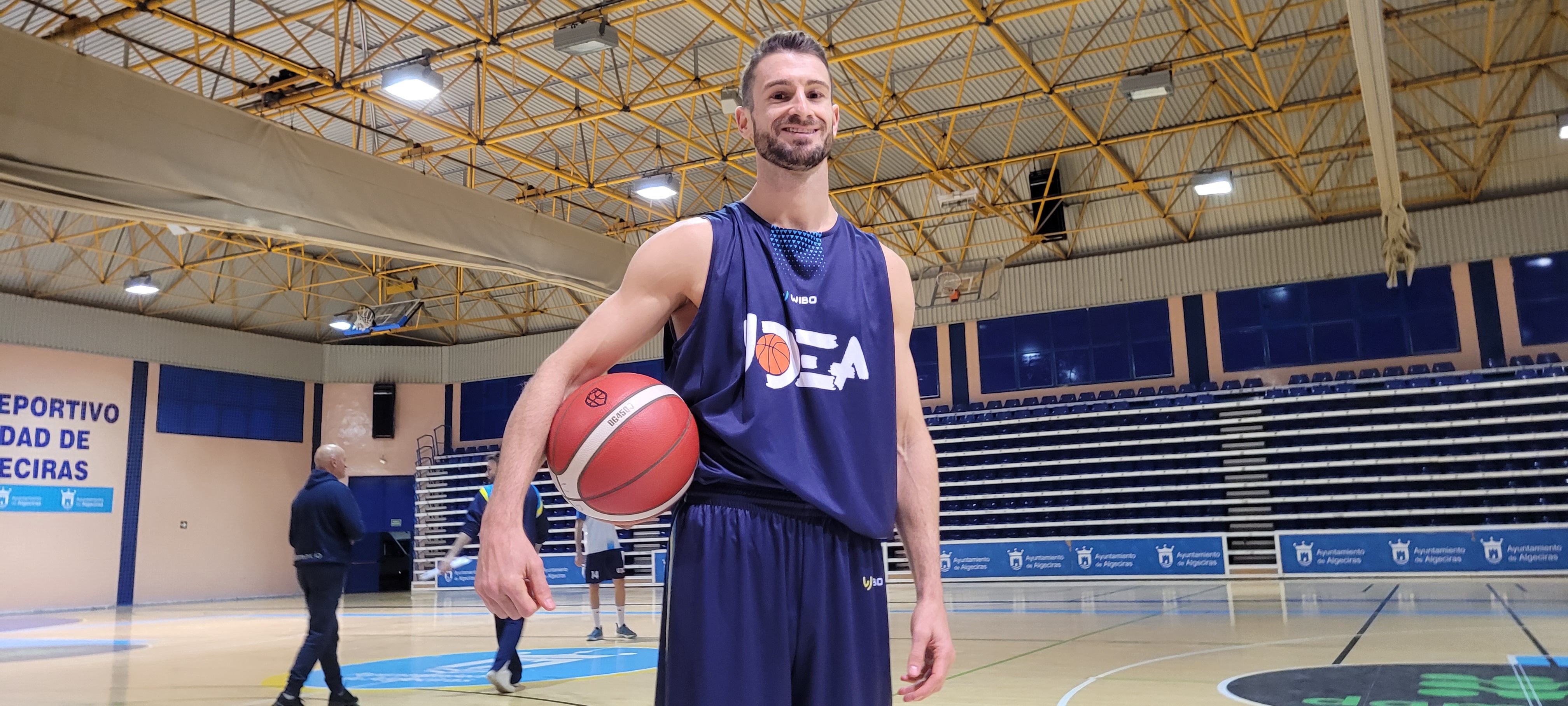 'Berni' García posa para 8Directo/DeportesGC en su primer entrenamiento con UDEA Algeciras/Foto: Axel S.C.