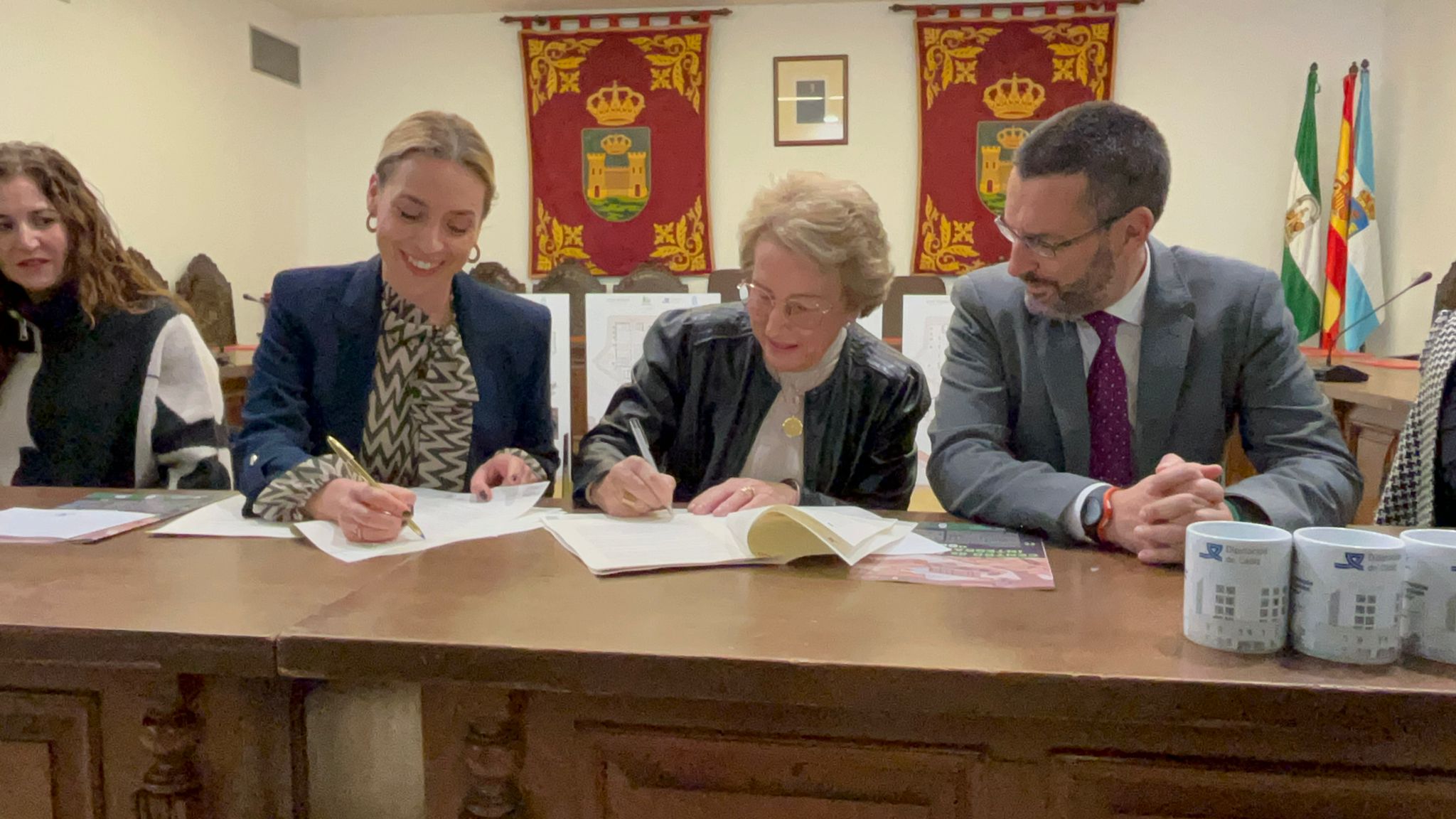 La Diputación firma el acuerdo para aportar 3,2 millones al Centro de Atención al Mayor que abrirá Asansull en 2025. Foto: F.M.