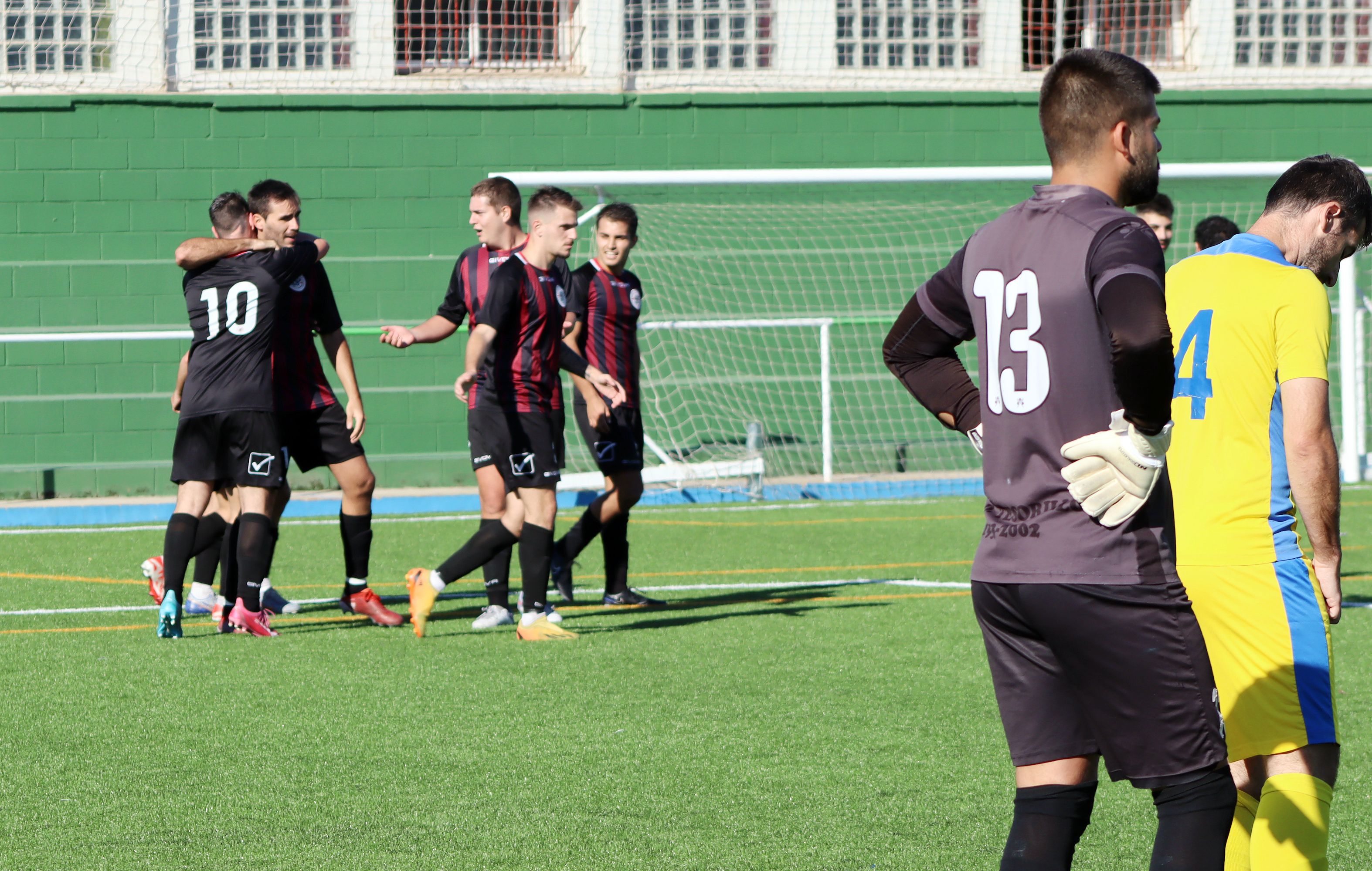 Los jugadores del CD La Rock Puente FC festejan el 2-0 ante el abatimiento de David Mena y Quique, de la UD Tesorillo/Foto: Axel S.C.