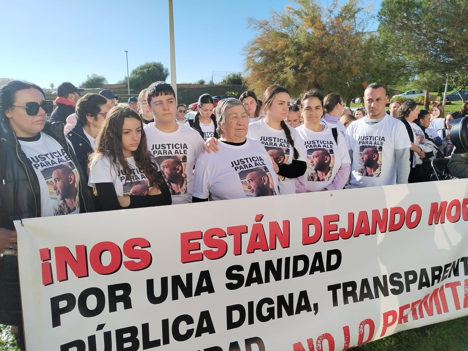 Familiares de Alejandro Moreno, en la concentración.