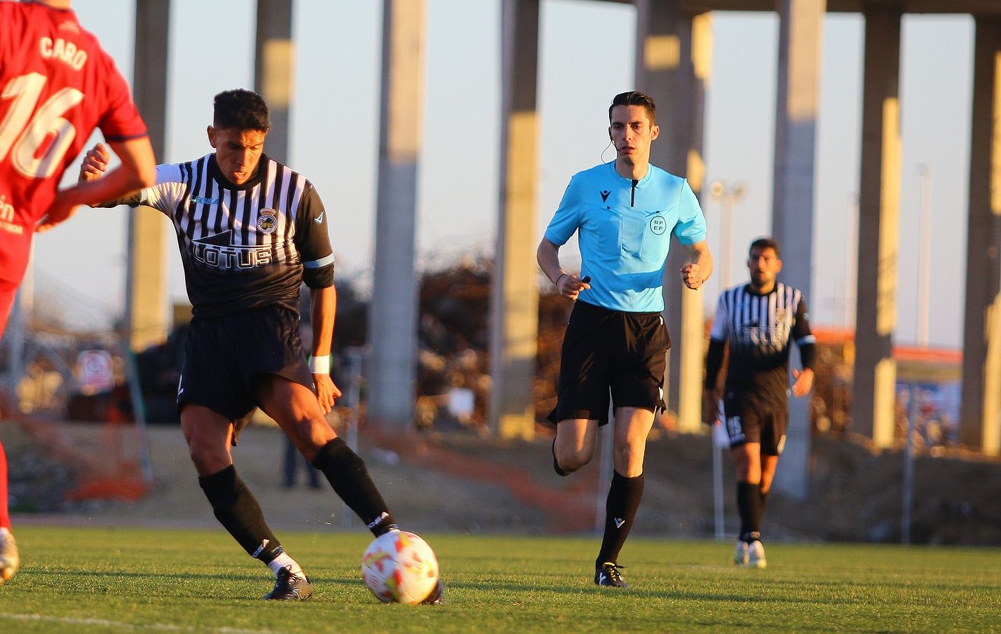 El colegiado Manuel Camacho Garrote, en la imagen en el partido de la RB Linense con el Linares, pita al Algeciras CF en Málaga/Foto: @rbl1912