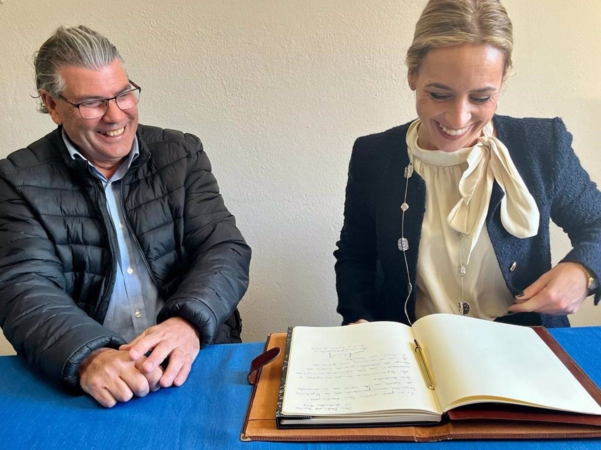 Diputación informa a Tesorillo sobre el próximo Plan de Compensación al Sector Primario. Almudena Martínez con el alcalde de San Martín del Tesorillo. - DIPUTACIÓN DE CÁDIZ.
