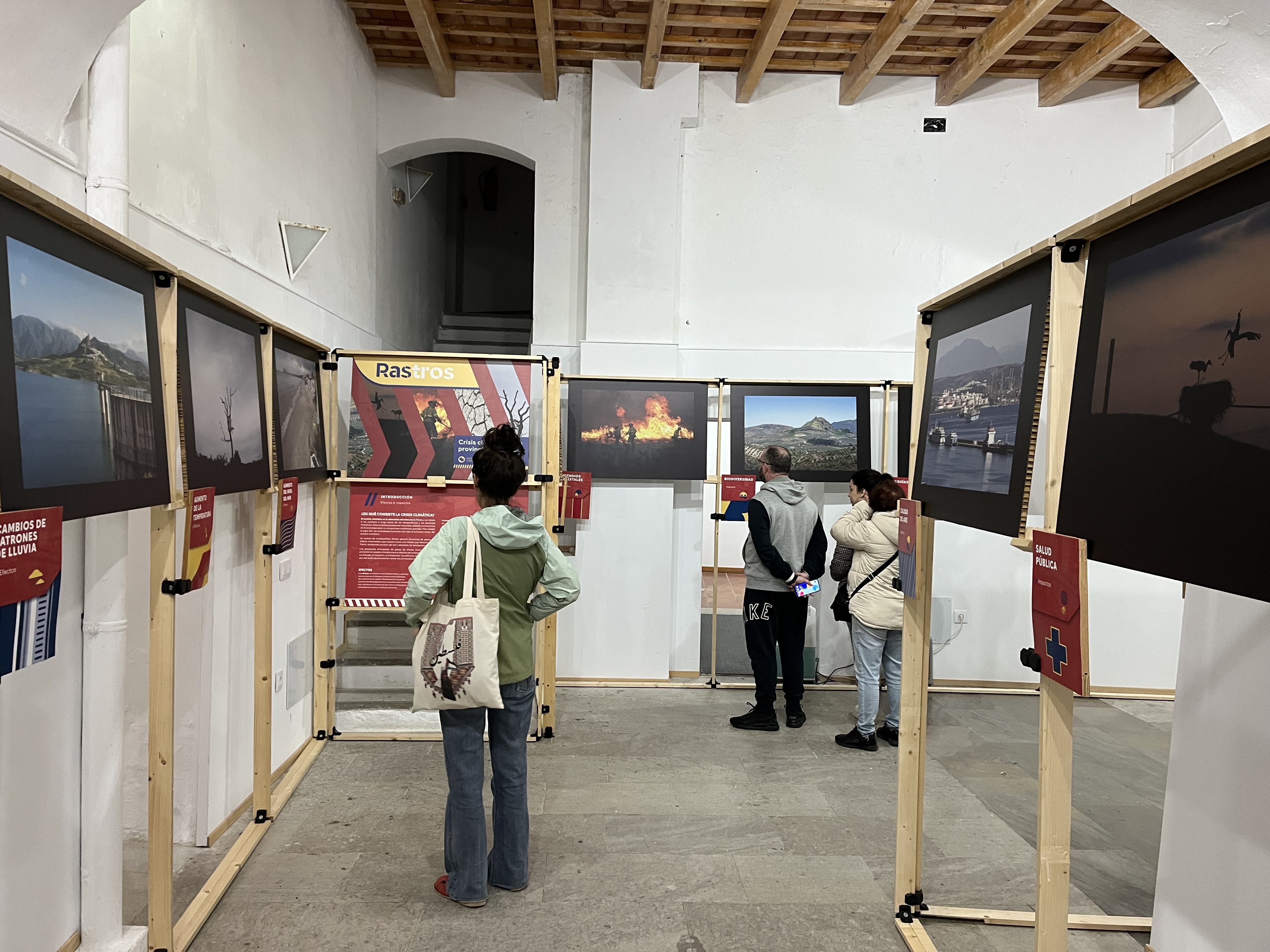 'Rastros', una exposición que llega a Tarifa para despertar conciencia sobre el cambio climático.