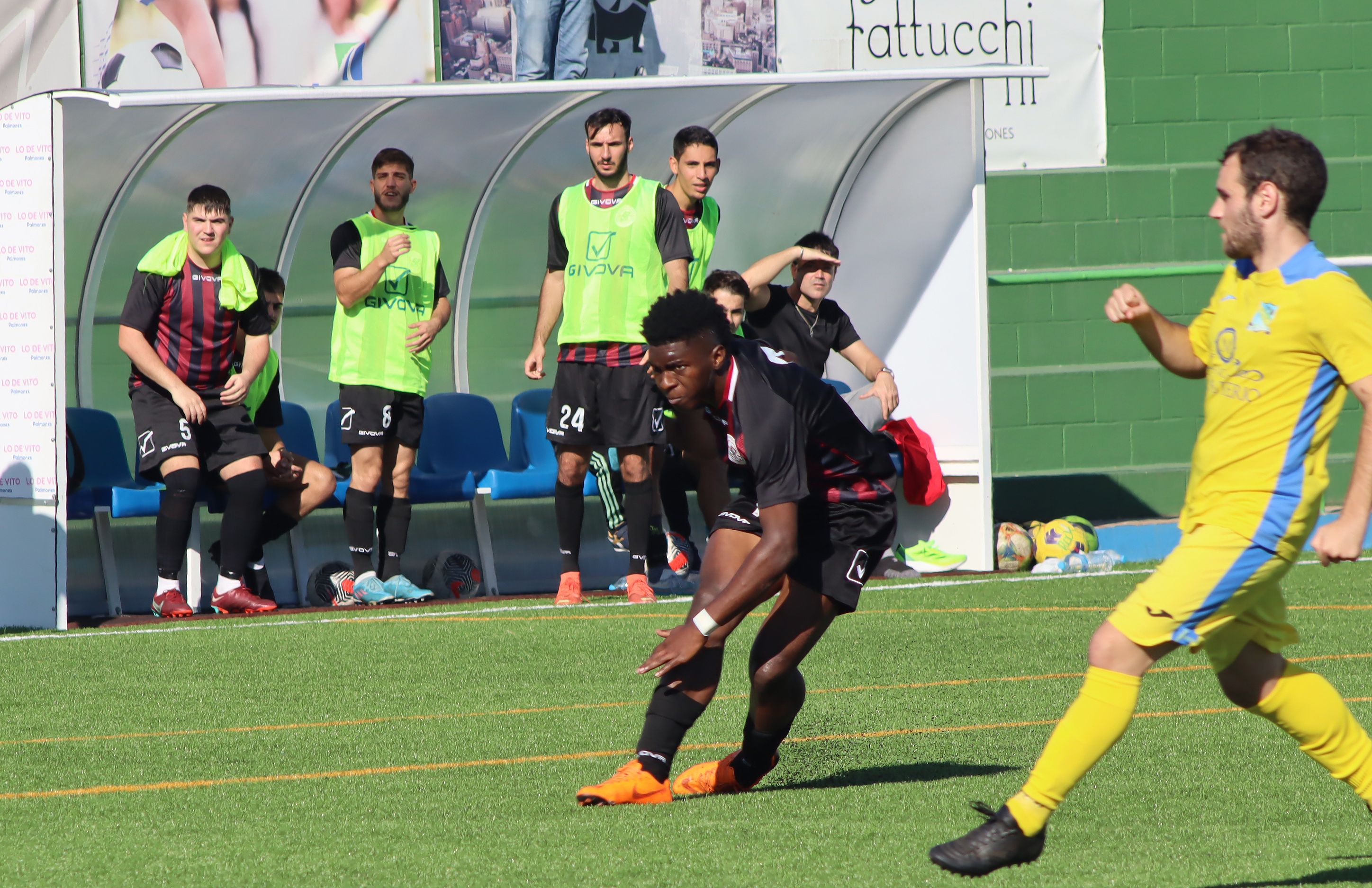 El jugador del CD La Rock Puente, Rubén Abel -en el banquillo con el número '24'-, según la UD Tesorillo jugó contra ellos estando sancionado/Foto: AXEL S.C.