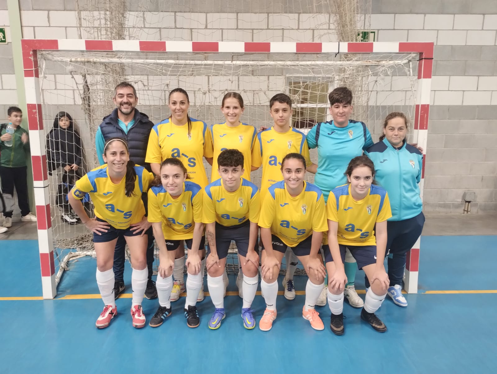 Las jugadoras del Algeciras Club de Fútbol de sala posa en el pabellón de El Puerto