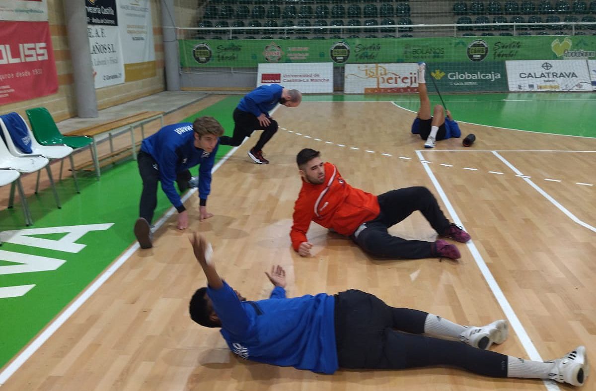 Jugadores del BM Ciudad de Algeciras, en el calentamiento previo a medirse al BM Bolaños