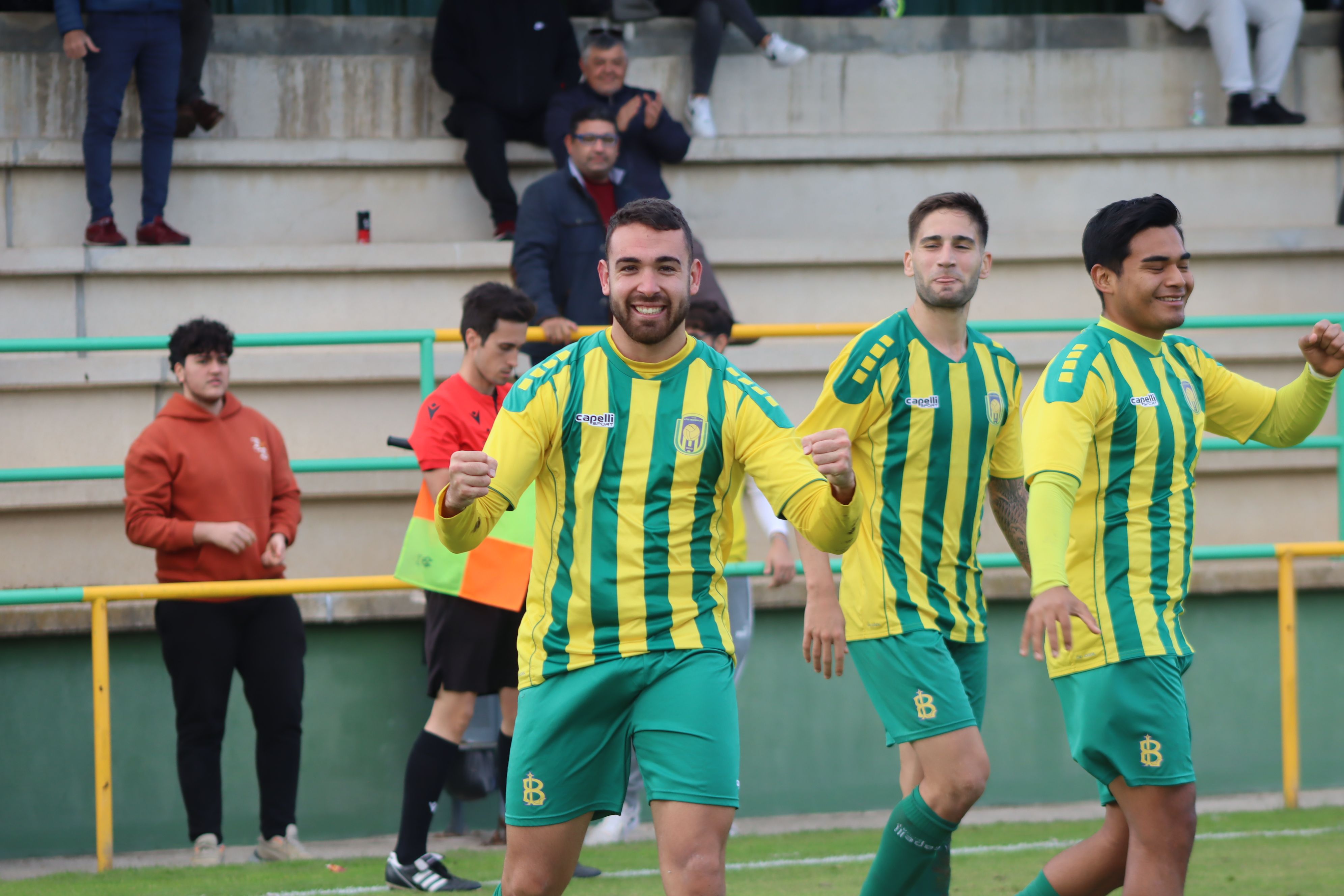 Edu Navas celebra el segundo gol de la UD Los Barrios a la Lebrijana ante la cámara de DeportesCG/8Directo/Foto: AXEL S.C.