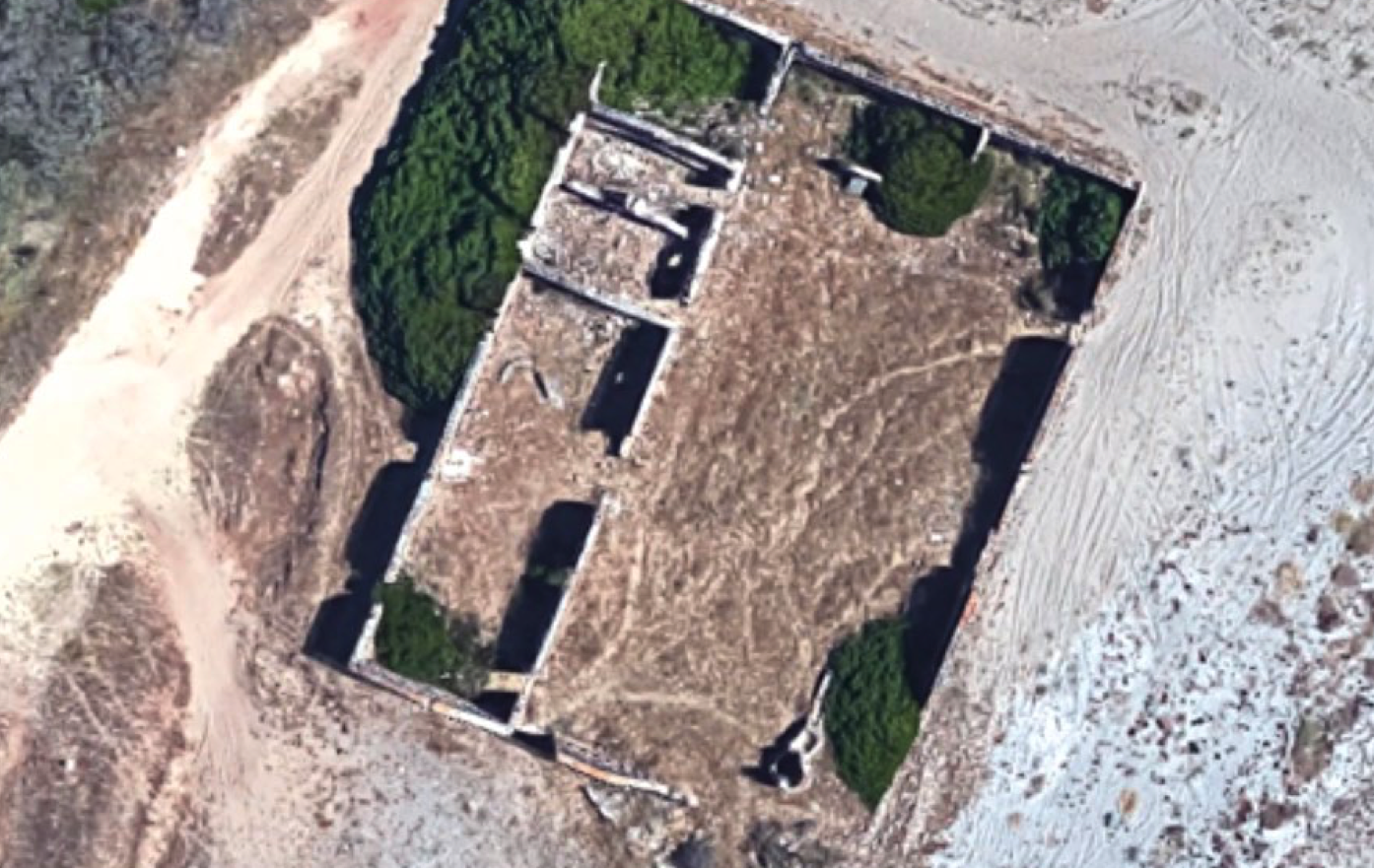 Lámina 2. Foto área de la edificación existente, conocida como edificio de La Almadraba o de La Tabacalera, hasta el 29 de noviembre de 2022. Imagen de Google Maps. Foto: IECG.