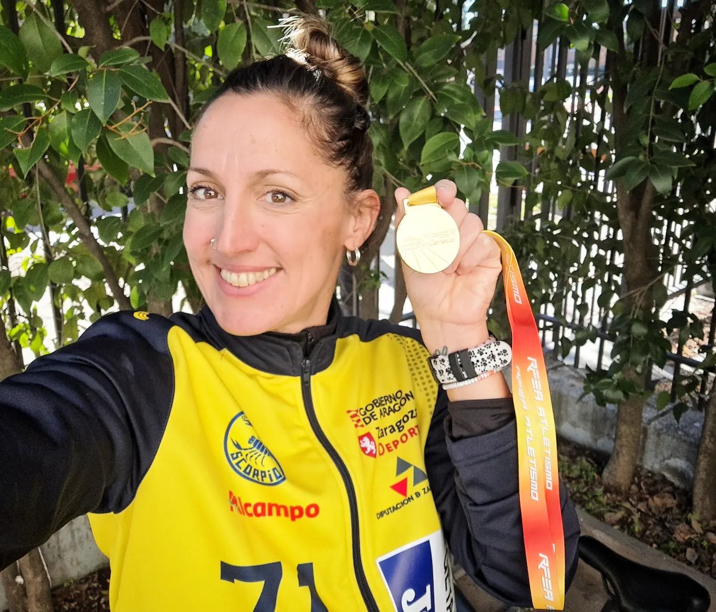 Ainhoa Pinedo posa sonriente con su medalla de oro en el Nacional de Marcha en Ruta
