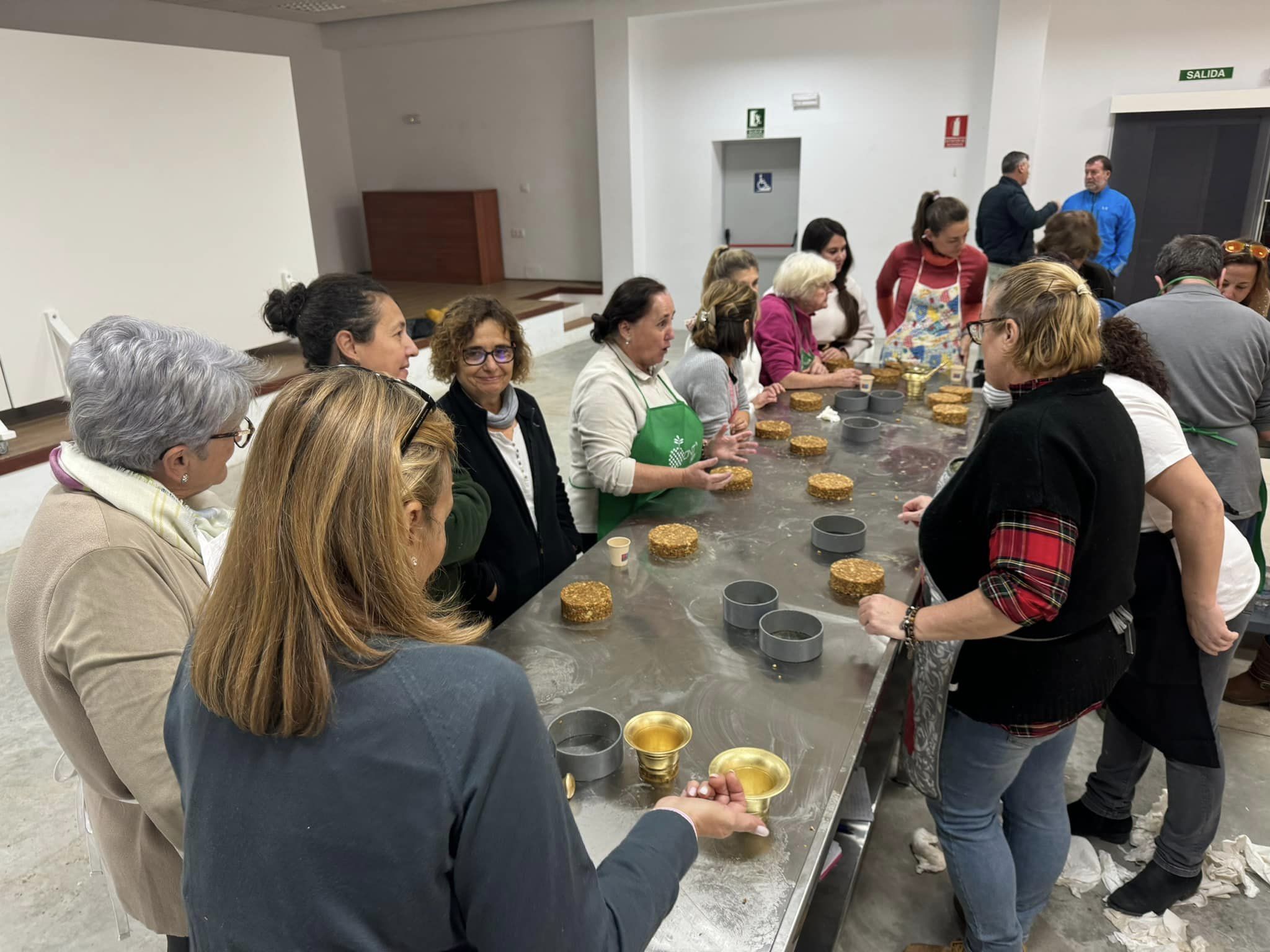 Un total de veinte personas aprenden a elaborar el tradicional Piñonate en un taller de repostería