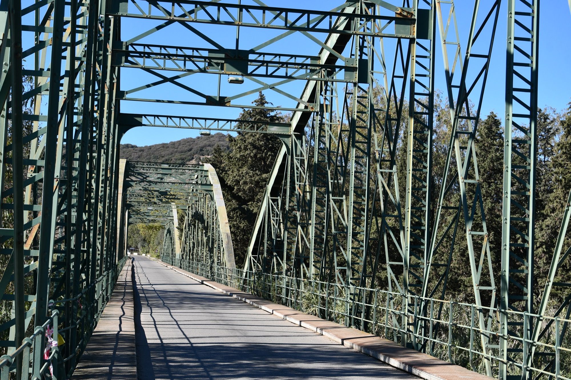 Puente de Hierro. Imagen de archivo. Ruiz Boix recuerda que el Puente de Hierro lleva tres años cerrado al tráfico pesado por la Junta