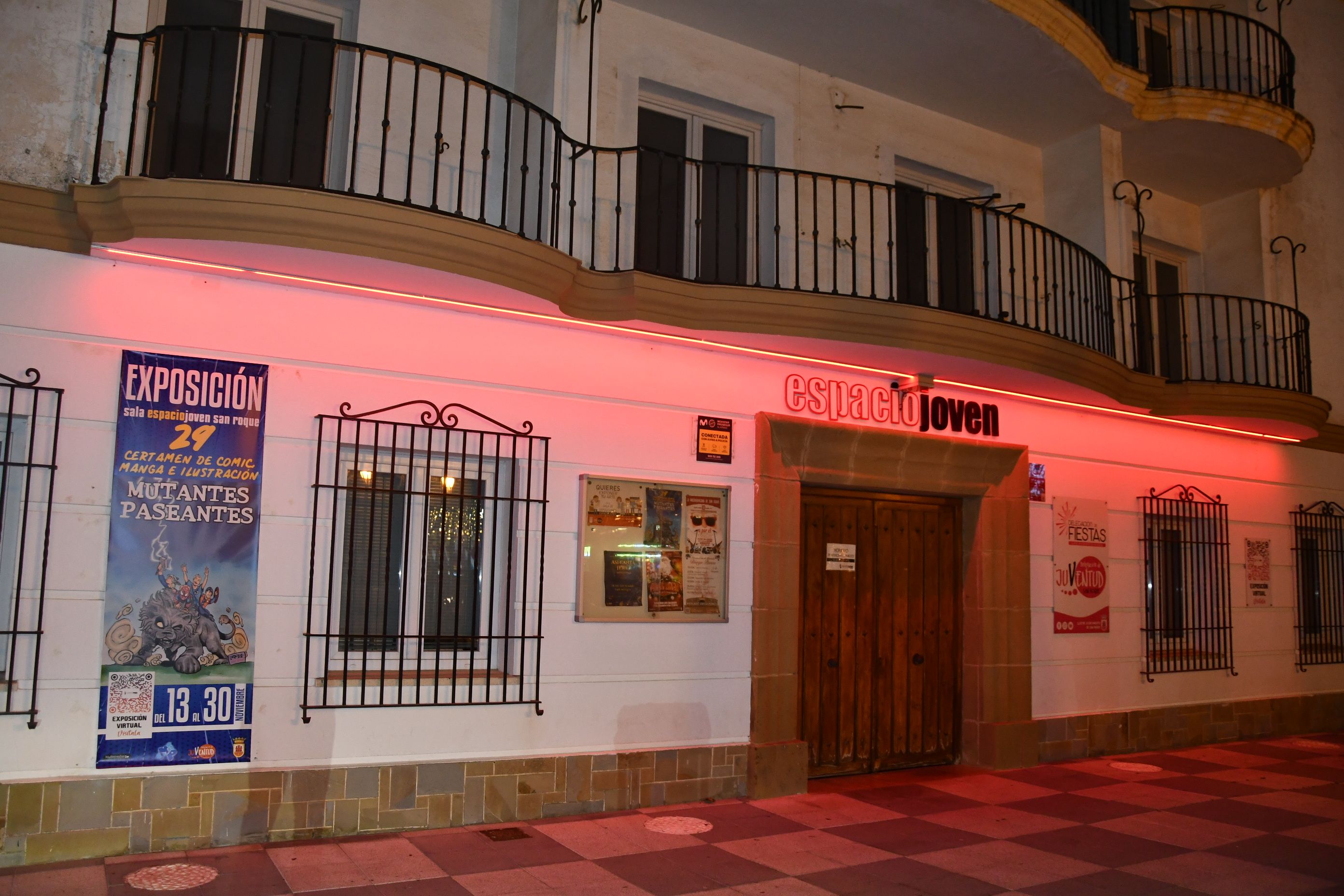 El edificio del Espacio Joven, iluminado por el Día Nacional de la Esclerosis Múltiple.