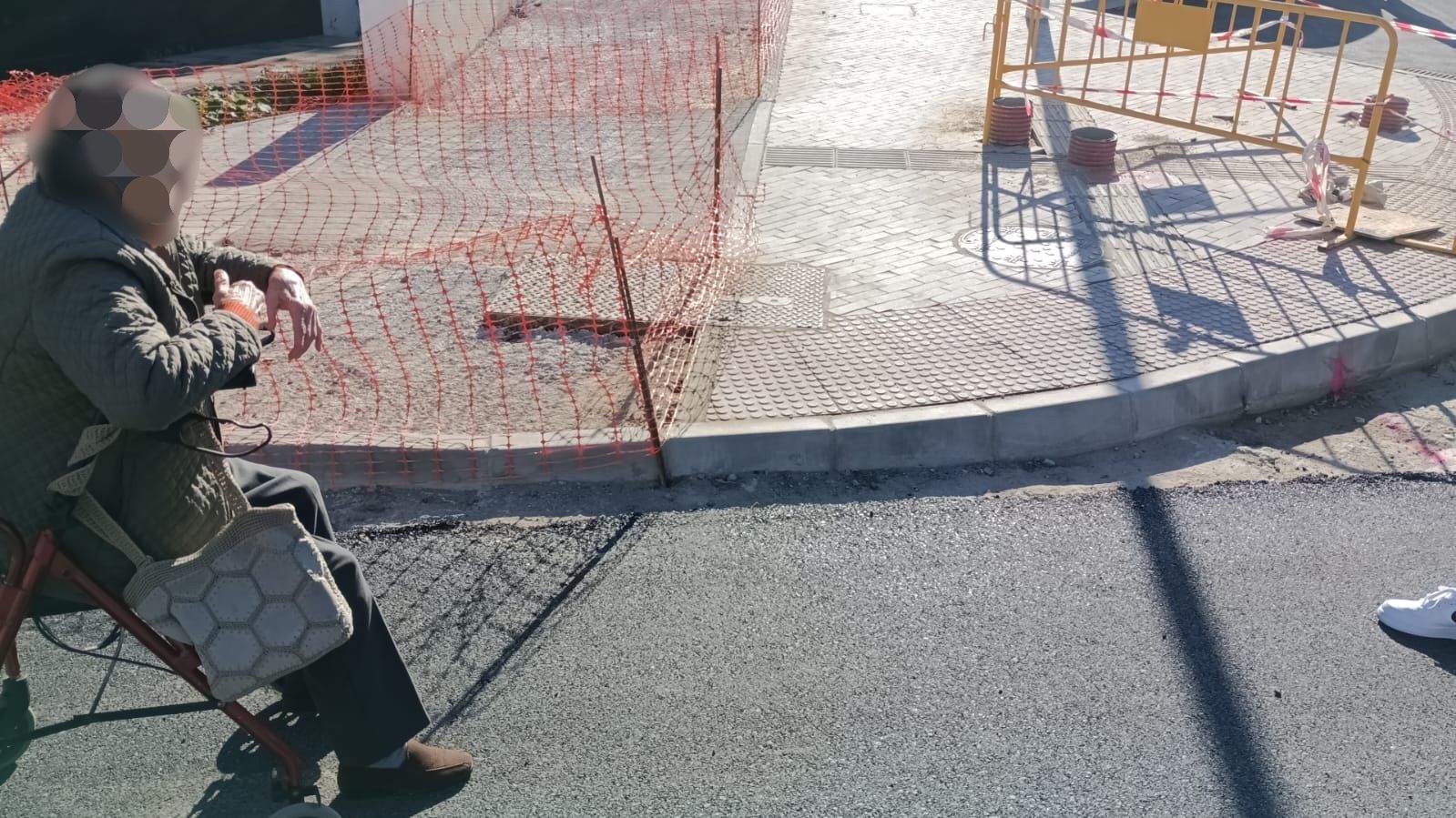 Una persona con movilidad reducida pasa por una zona de obras.