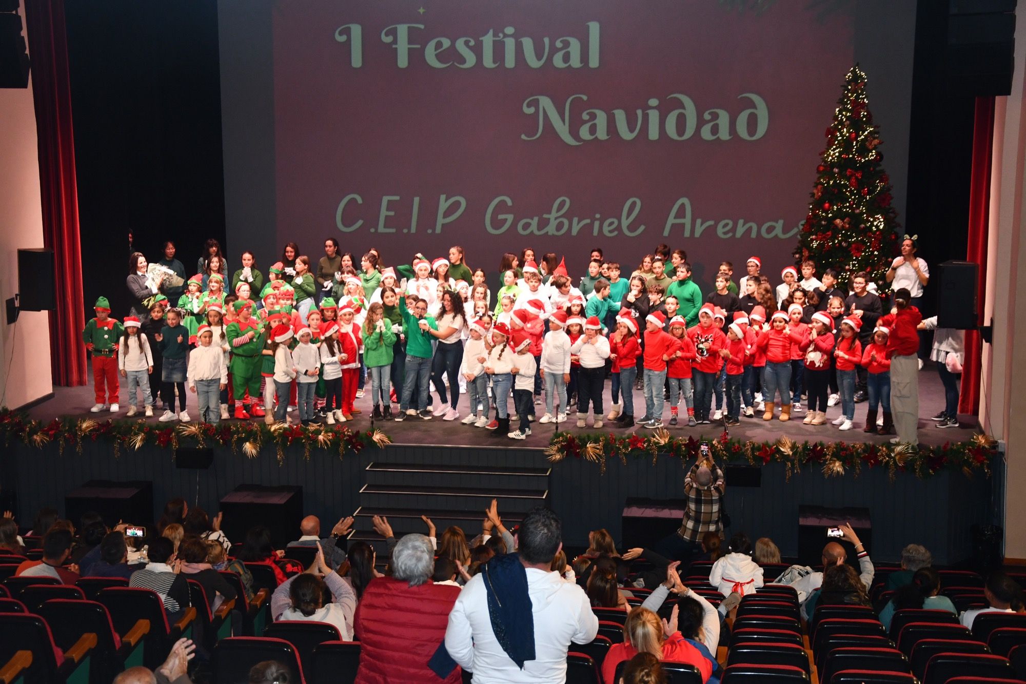 Gran éxito del primer festival navideño del CEIP Maestro Gabriel Arenas.