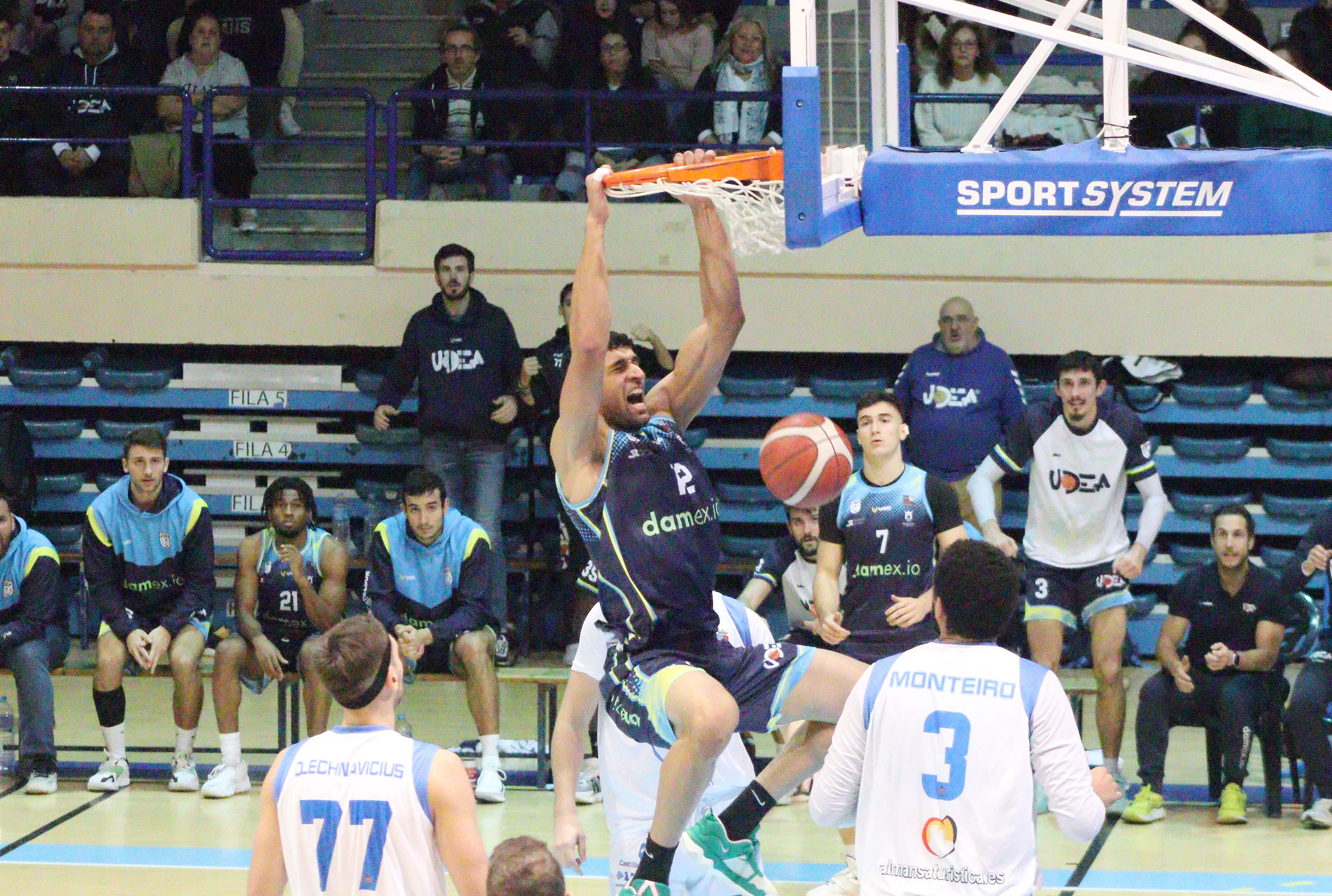 El jugador de UDEA Algeciras, Sami Eleraky, machaca el aro del CB Almansa/Foto: AXEL S.C.