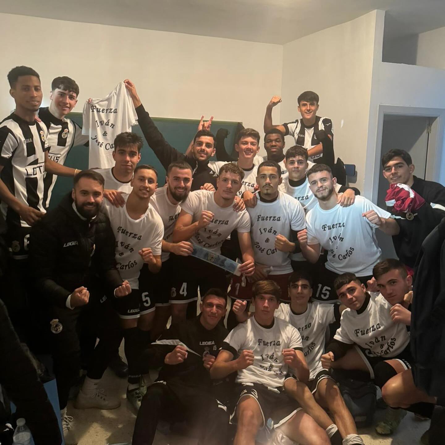 Los jugadores del filial de la RB Linense festejan el triunfo en Olvera con las camisetas de homenaje a Iván Báez/Foto: Cantera Balona