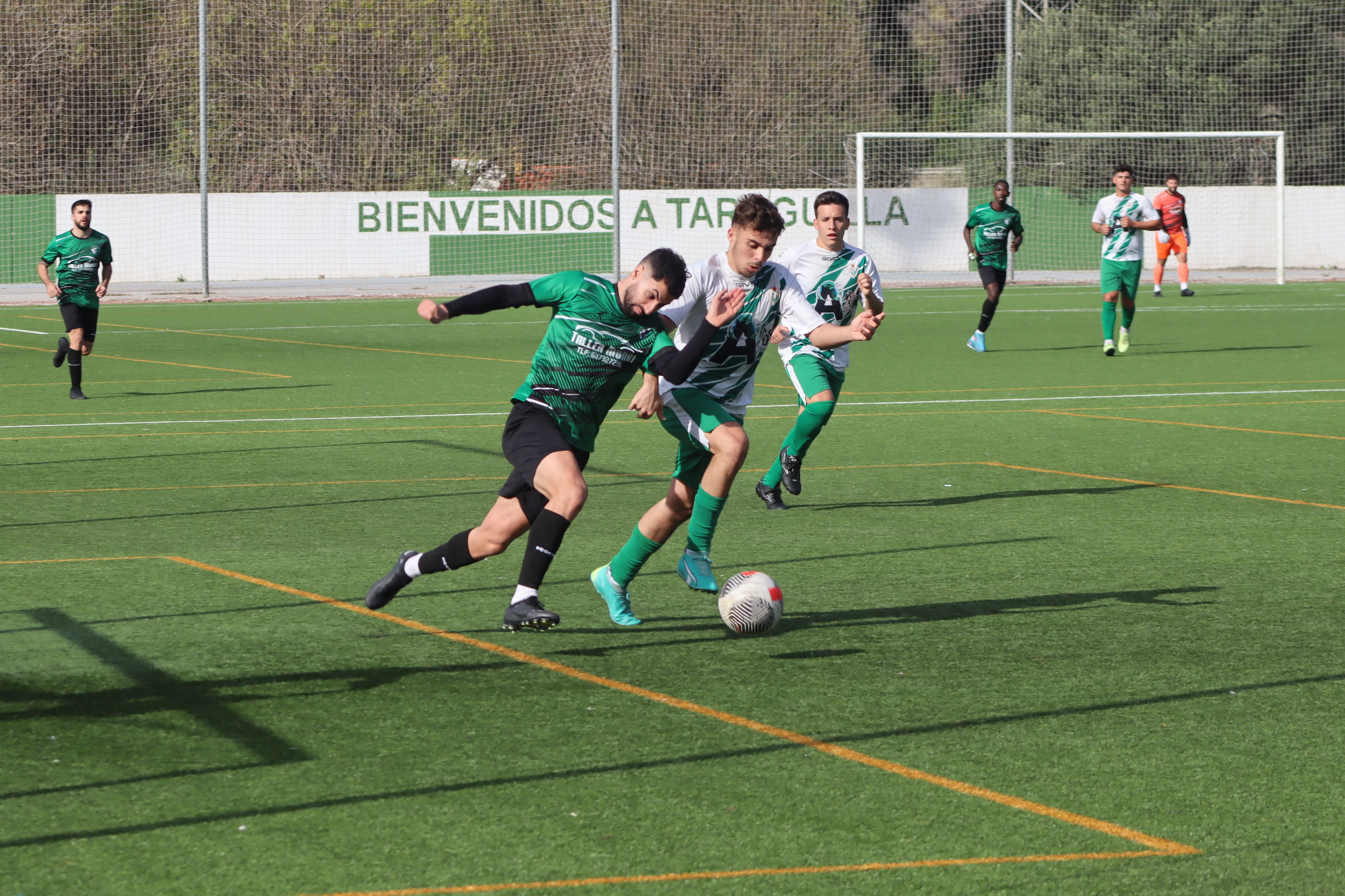Moi Suárez, de la AD Taraguilla, trata de irse en carrera de Marcos II, del CD Jédula/Foto: AXEL S.C.