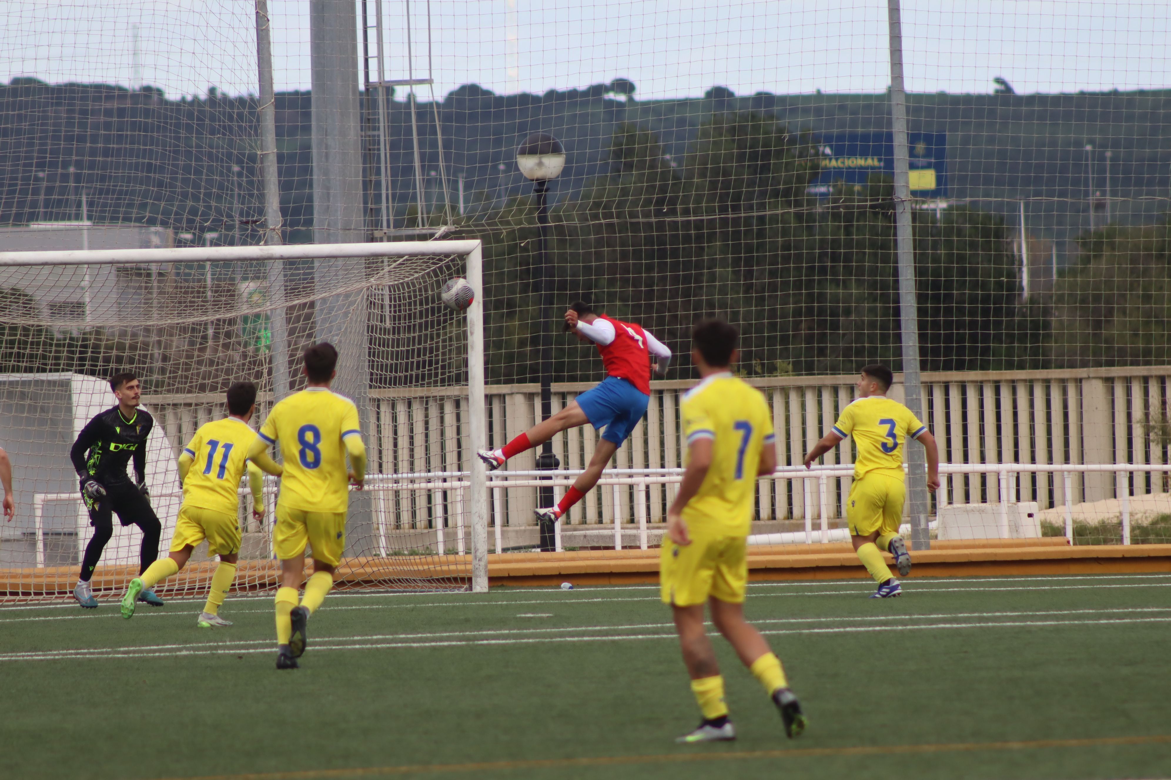 Momento del remate de cabeza de Curro para adelantar al Algeciras CF B frente al Cádiz CF C/Foto: AXEL S.C.