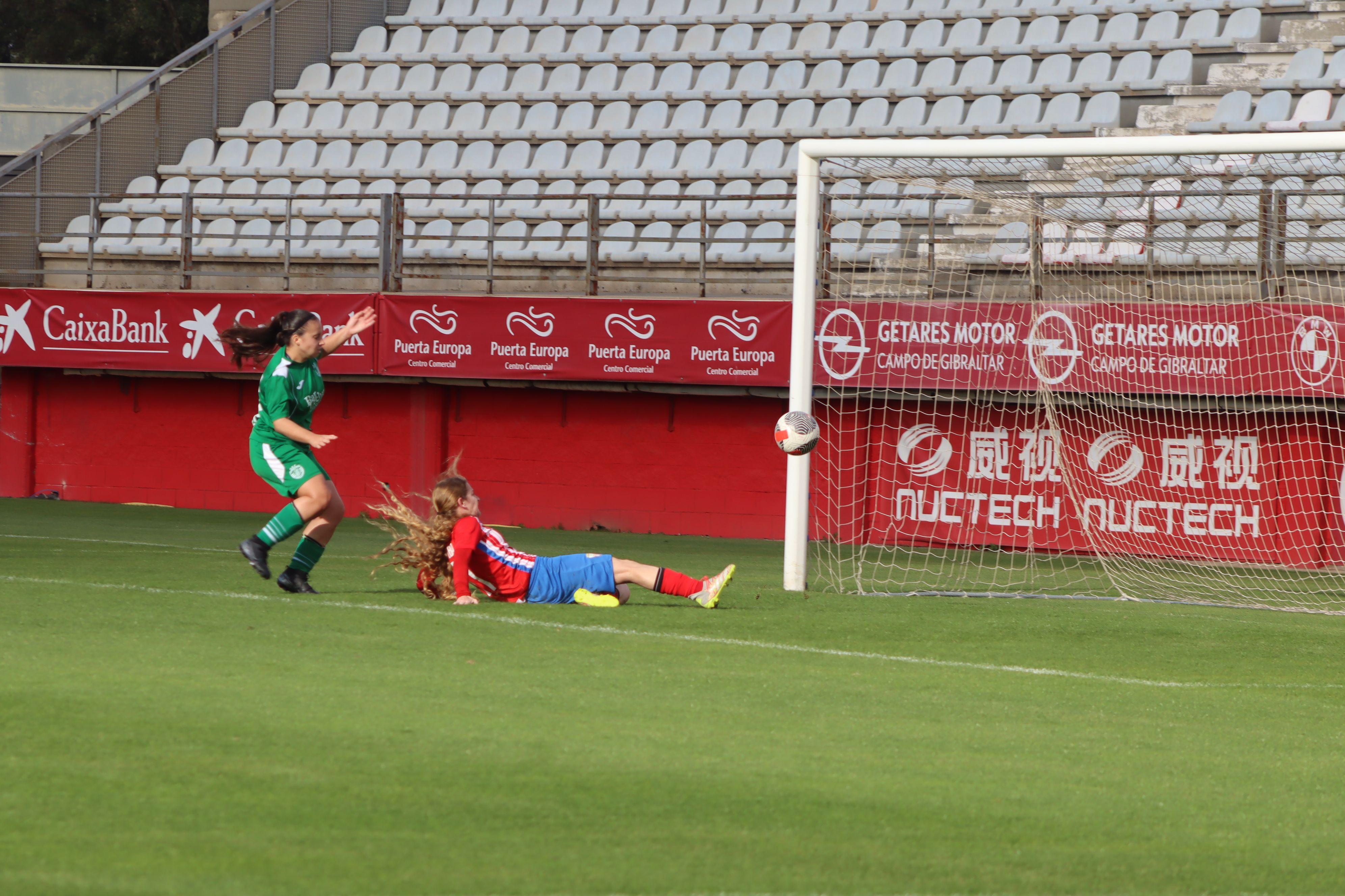 Momento del remate de Laura Cortés 'Rubia', del Algecira CF, para poner el 2-0 frente al Sporting Trebujena/Foto: AXEL S.C.