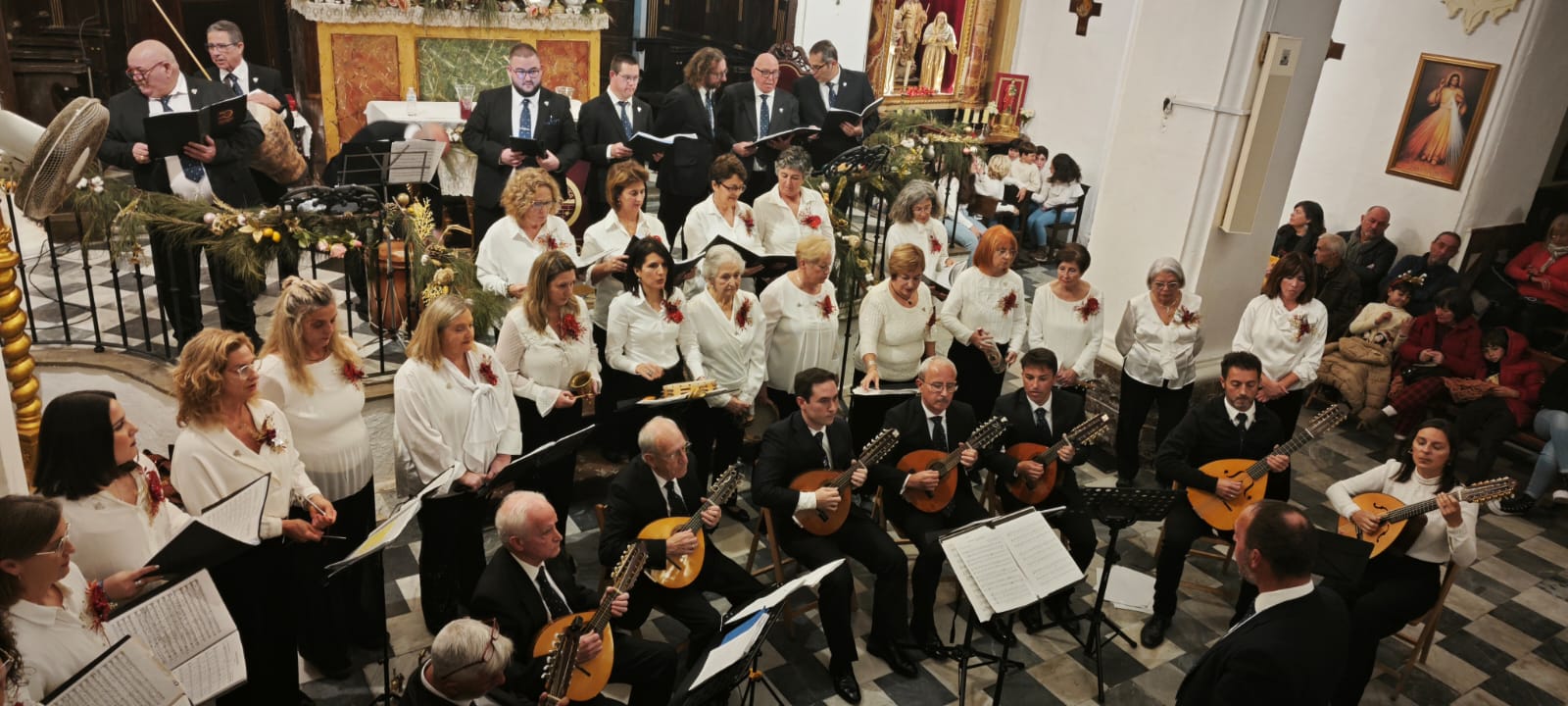 La Coral y Rondalla de Tarifa llena la iglesia de San Francisco en su concierto anual