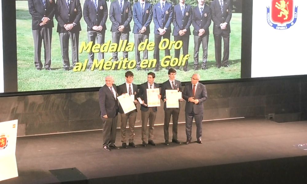 Ángel Ayora, segundo por la derecha, con la medalla de oro de la Española de Golf