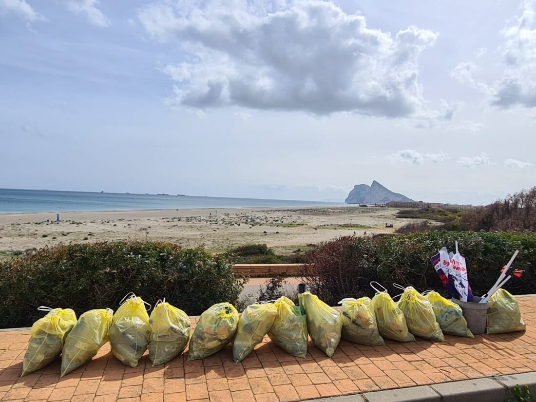 Plogging en las playas de La Línea.