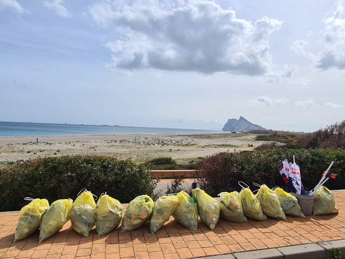 Plogging en las playas de La Línea.