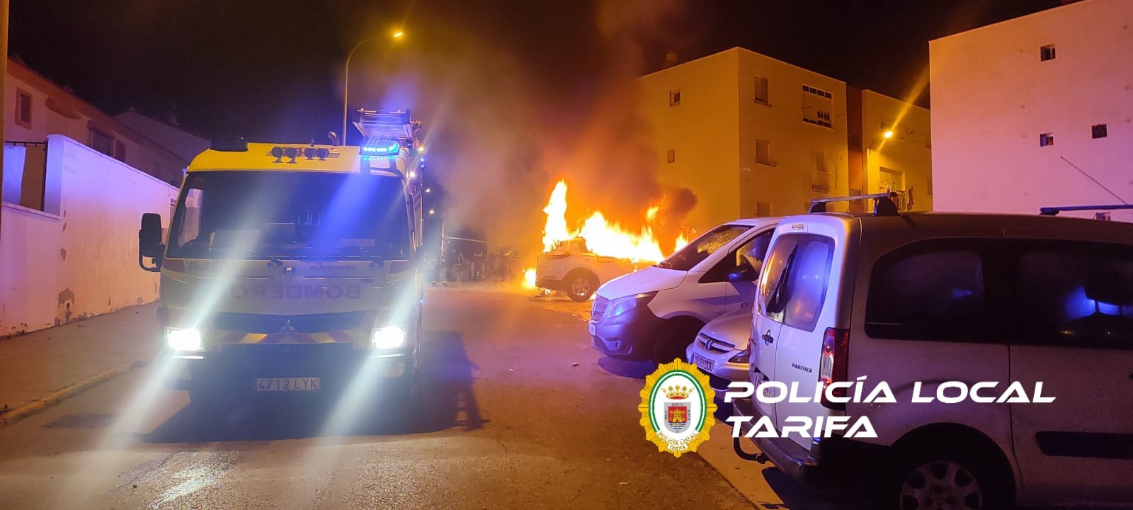 Varios coches estacionados arden durante la madrugada en Tarifa 