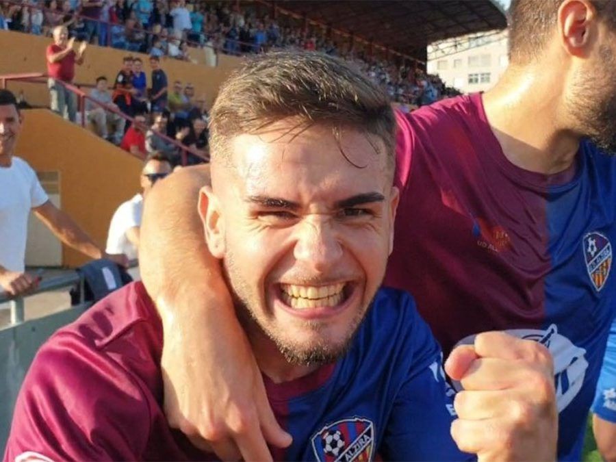 Pitu, recién fichado por la RB Linense, festeja un gol con la UD Alzira/Foto: Golsmedia