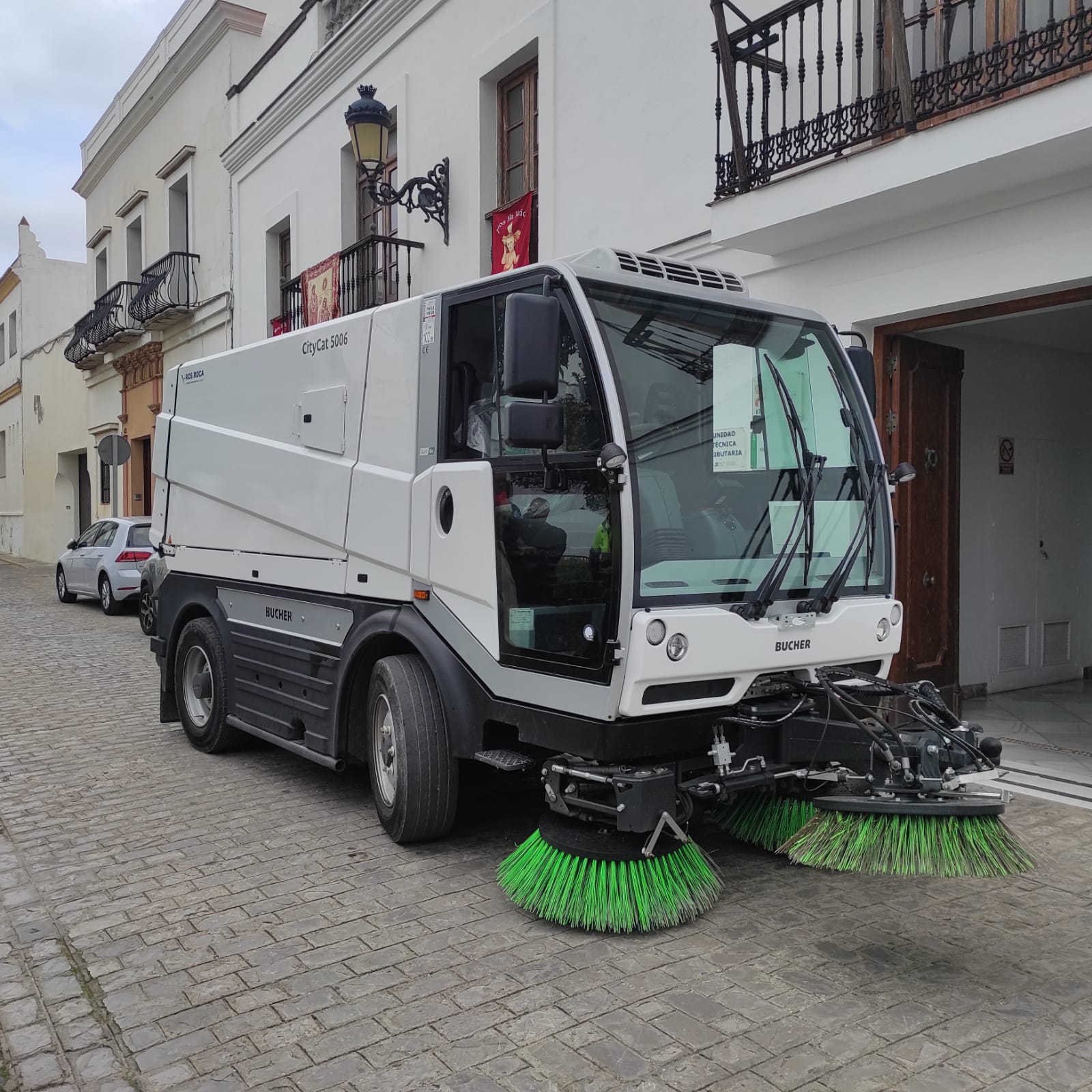 Una nueva barredora especializada recorre las calles de Tarifa