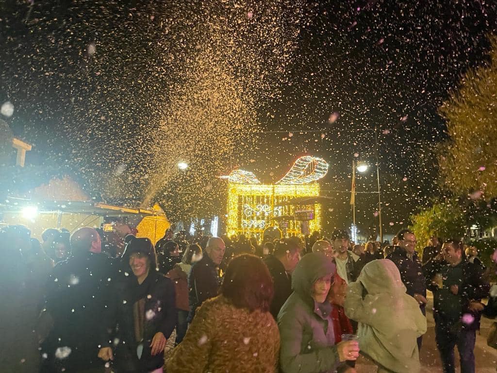 Animación en la Plaza de Armas de San Roque para tomarse las pre-uvas.