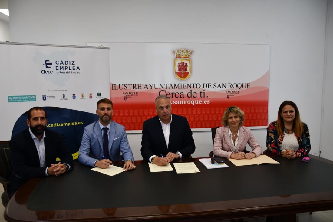 Firma del convenio entre Clece y el Ayuntamiento de San Roque (Foto: Ayuntamiento).