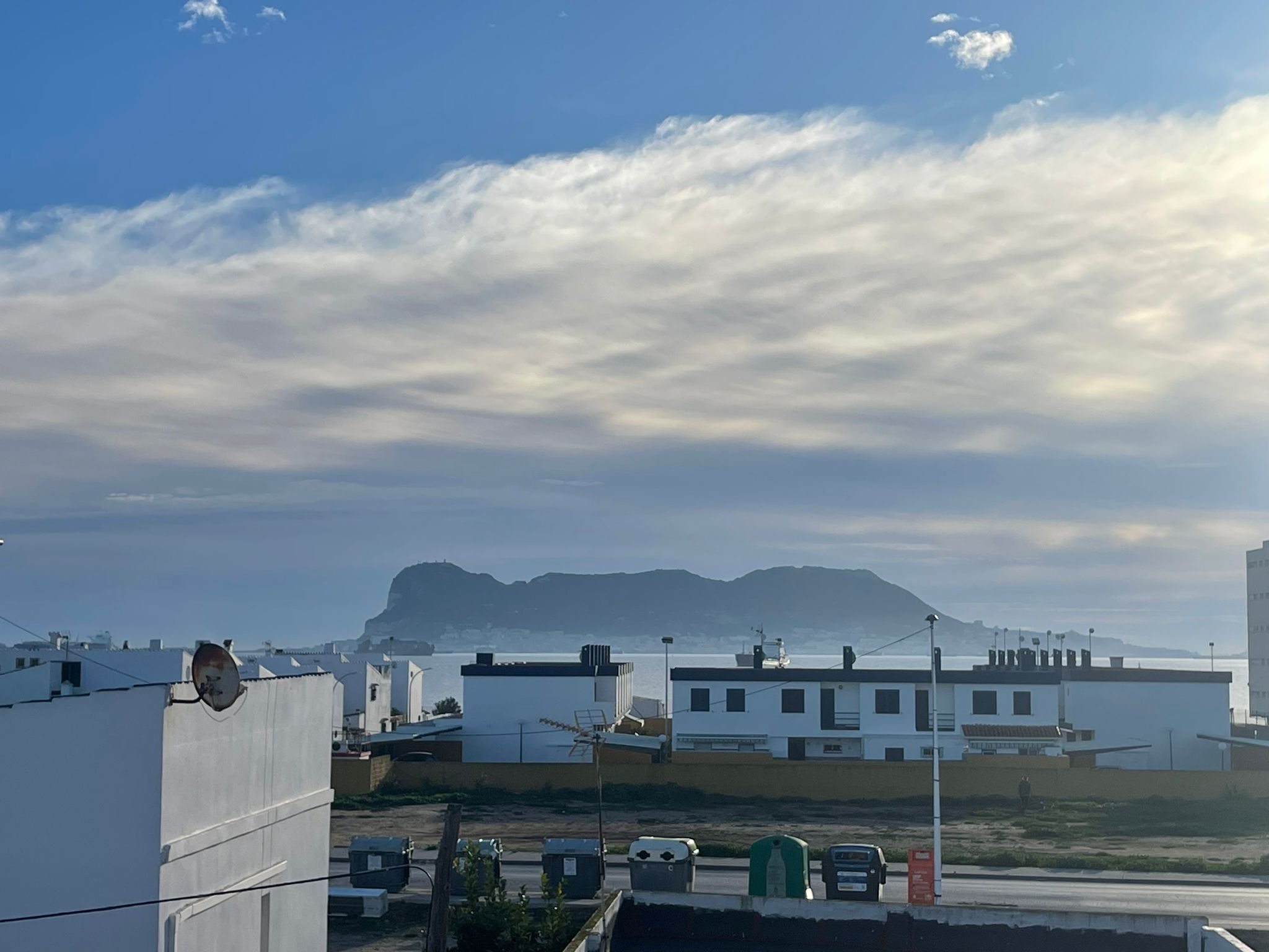 El tiempo la primera semana de 2024. Vistas al Peñón. Foto: S.F.