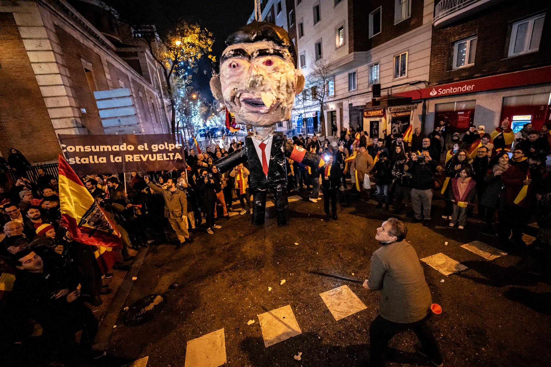 Ministros denuncian la simulación del ahorcamiento de Sánchez en la concentración de Nochevieja en Ferraz