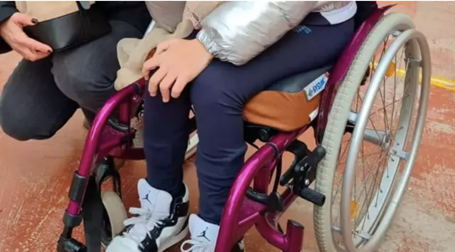 Denuncian el robo en Nochebuena de una silla de ruedas de una niña con parálisis cerebral