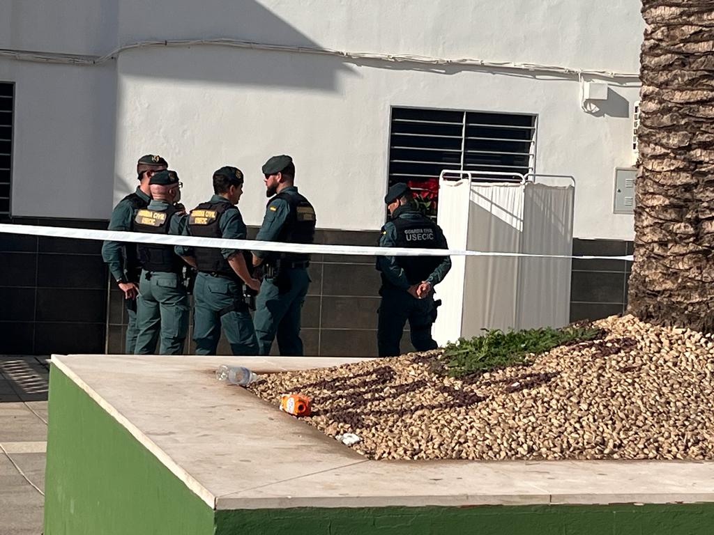 Una mampara rota por lo que parece un disparo, protegida por una mampara y con guardias civiles. Una mampara rota por lo que parece un disparo, protegida por una mampara y con guardias civiles.