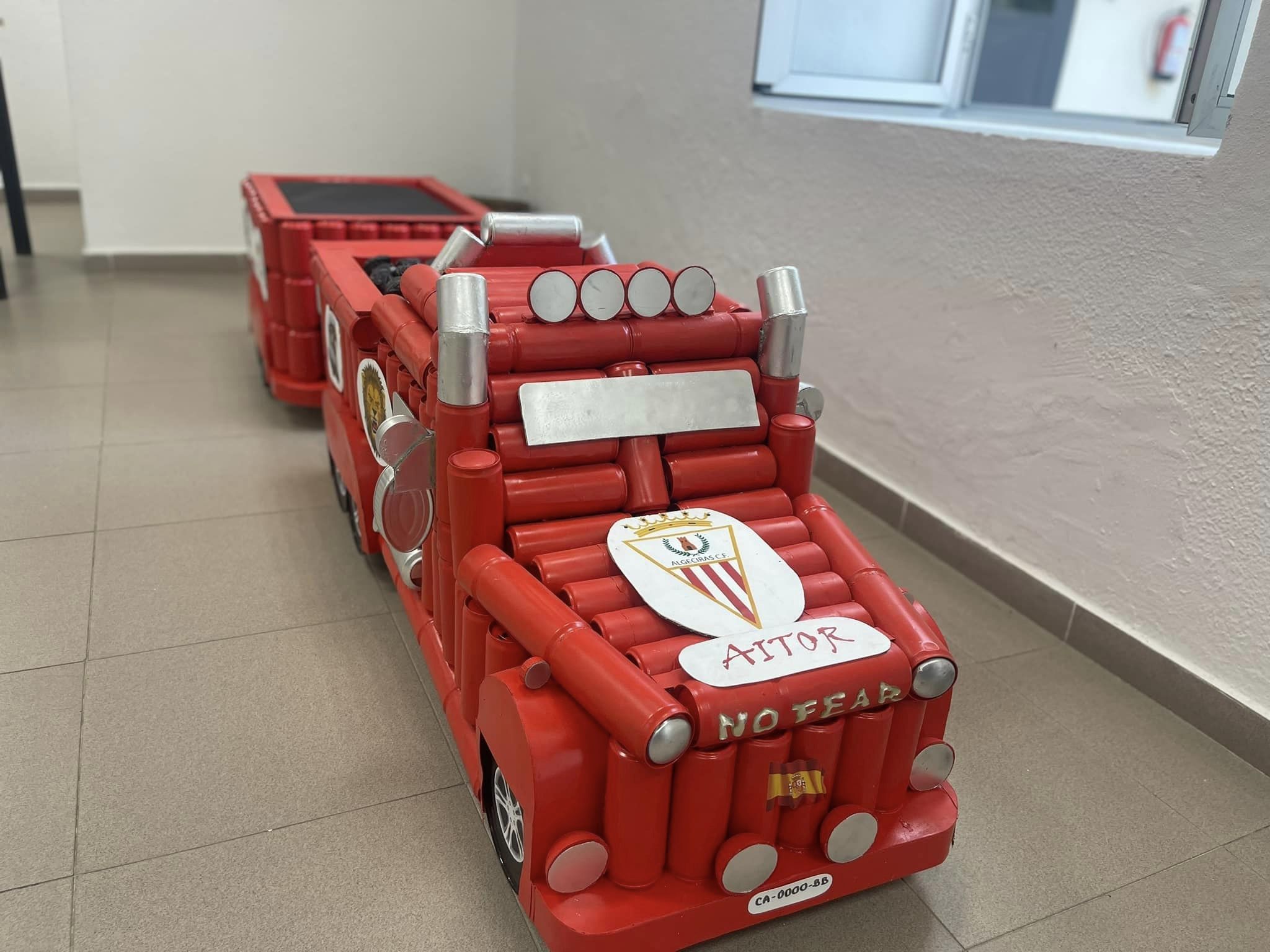 El tradicional arrastre de latas de Algeciras tendrá su propio sello de Correos. Foto: 8Directo.