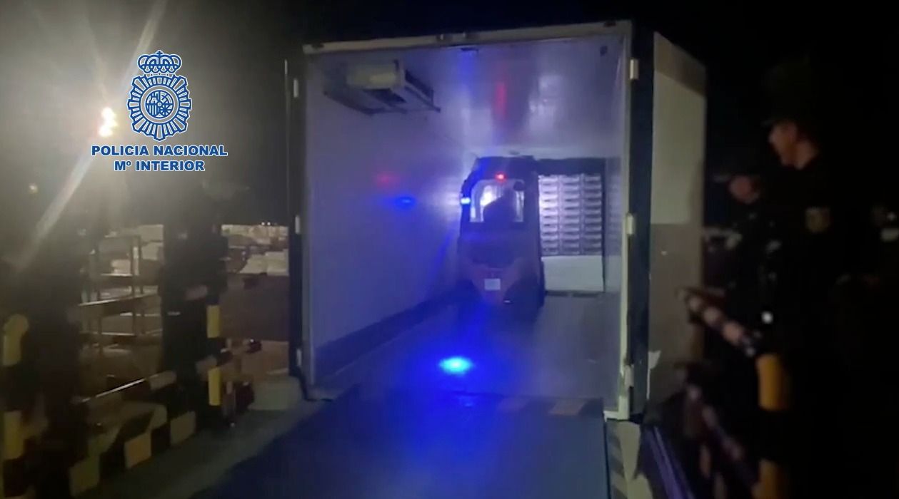 Policías de la Comisaría de Algeciras interceptan en El Ejido un camión de lechugas con 925 kilos de hachís ocultos 