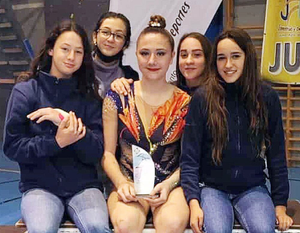 La gimnasta sanroqueña Daniela Sierra, en el centro de la imagen, con varias compañeras