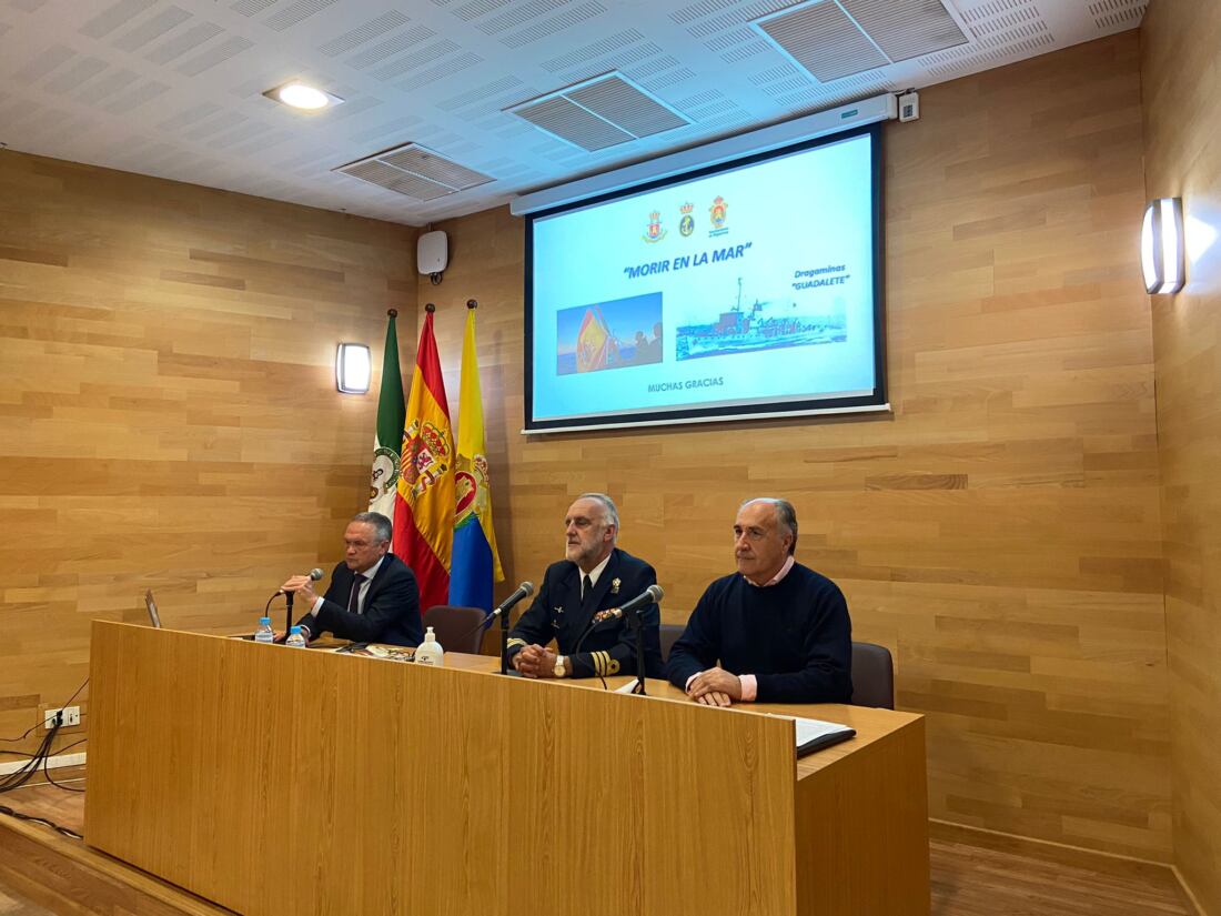 é Luis Cano ha acogido en la tarde de hoy la conferencia ‘Morir en la mar’