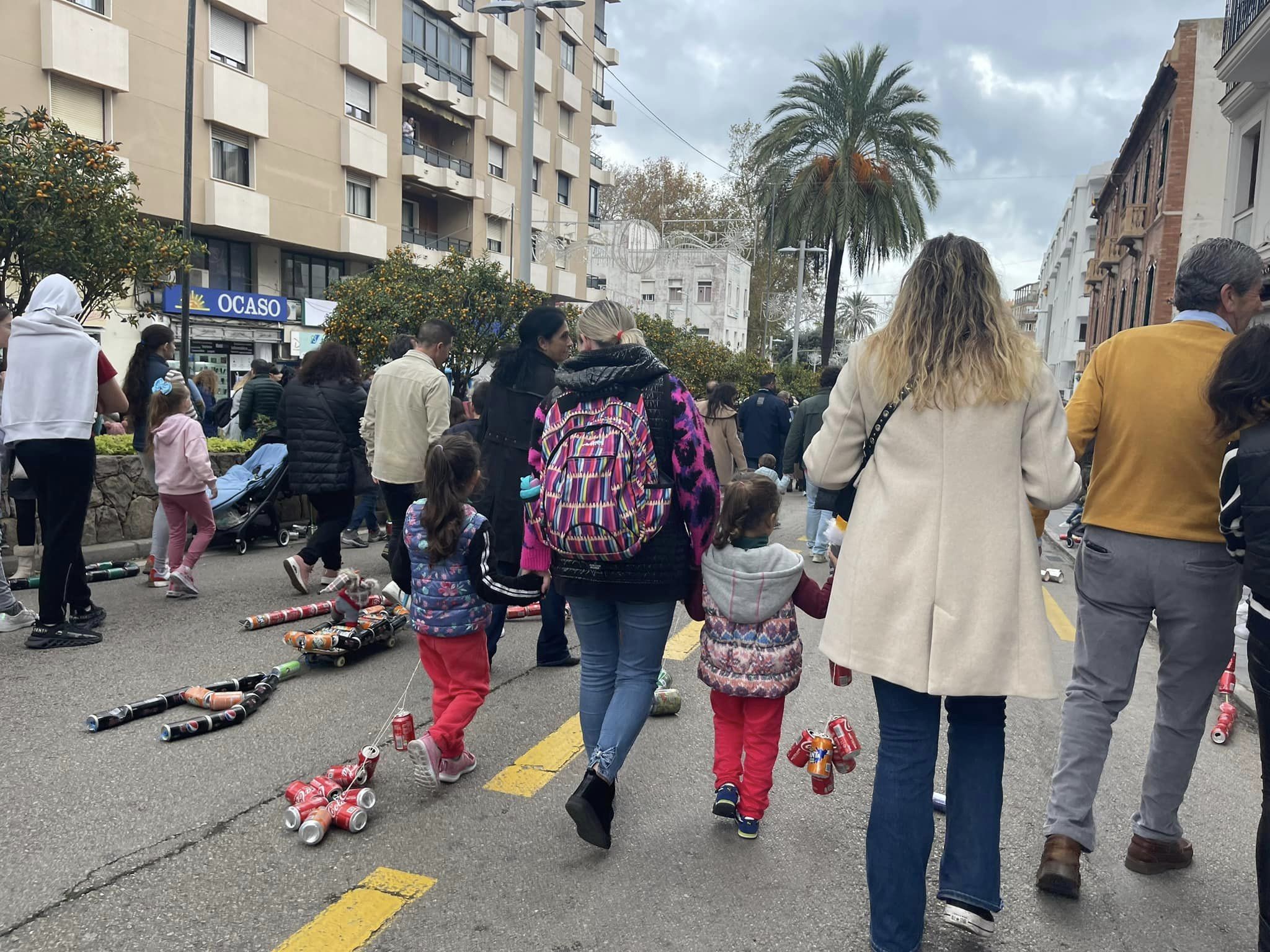 Arrastre de latas y Cabalgata de Algeciras: horarios, recorridos y todos los detalles. Imagen del arrastre de latas. Foto: S.F.