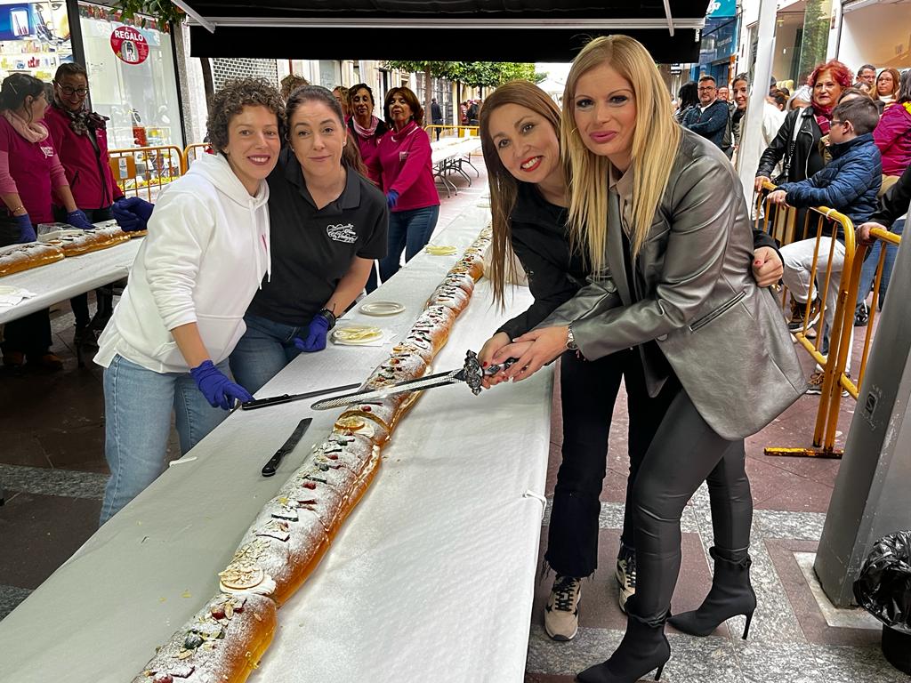 Un roscón gigante para la lucha titánica de Bandera Rosa.
