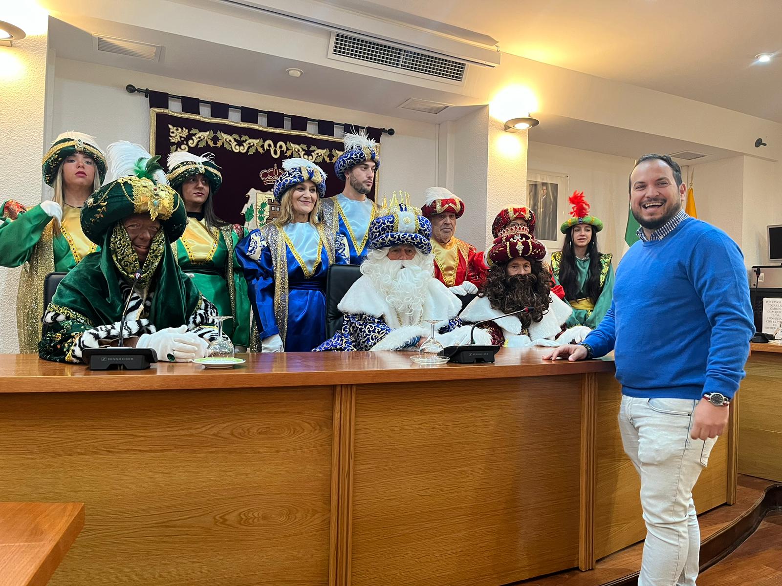 Arrastre de latas y recepción de sus Majestades para iniciar la fiesta de Reyes en Los Barrios.