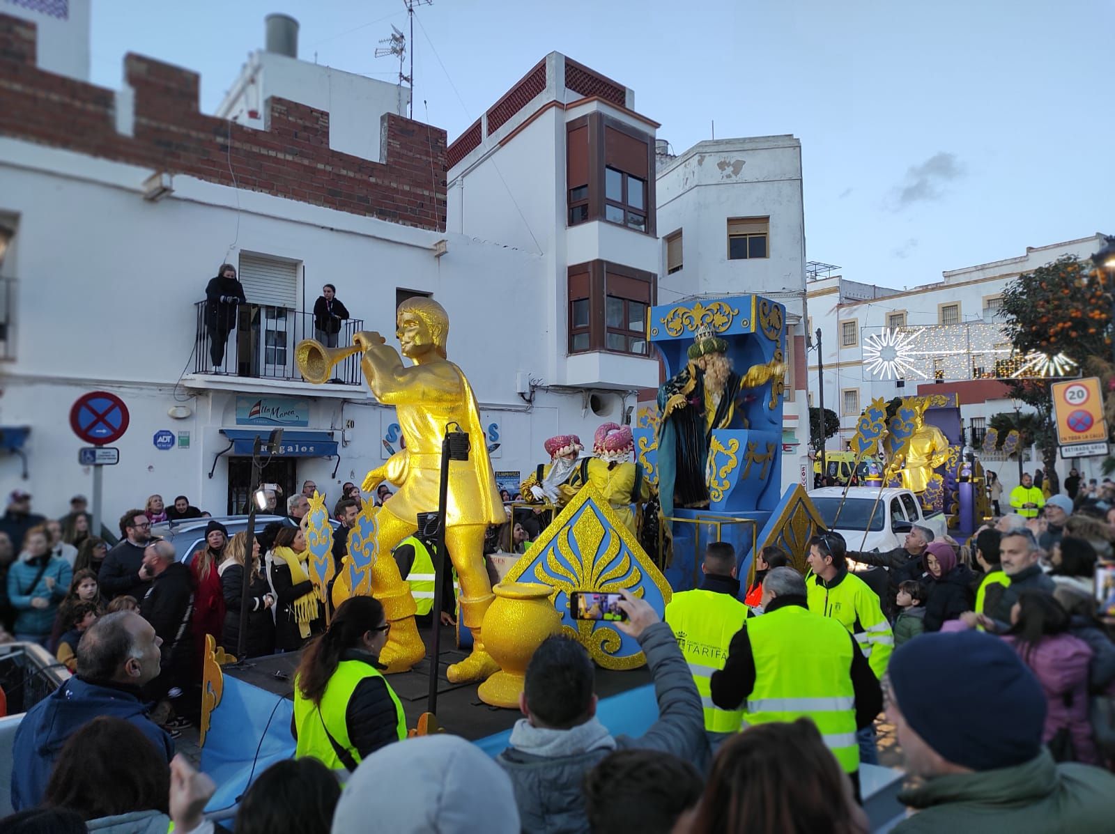 Los Reyes llenan de luz y color las calles de Tarifa.