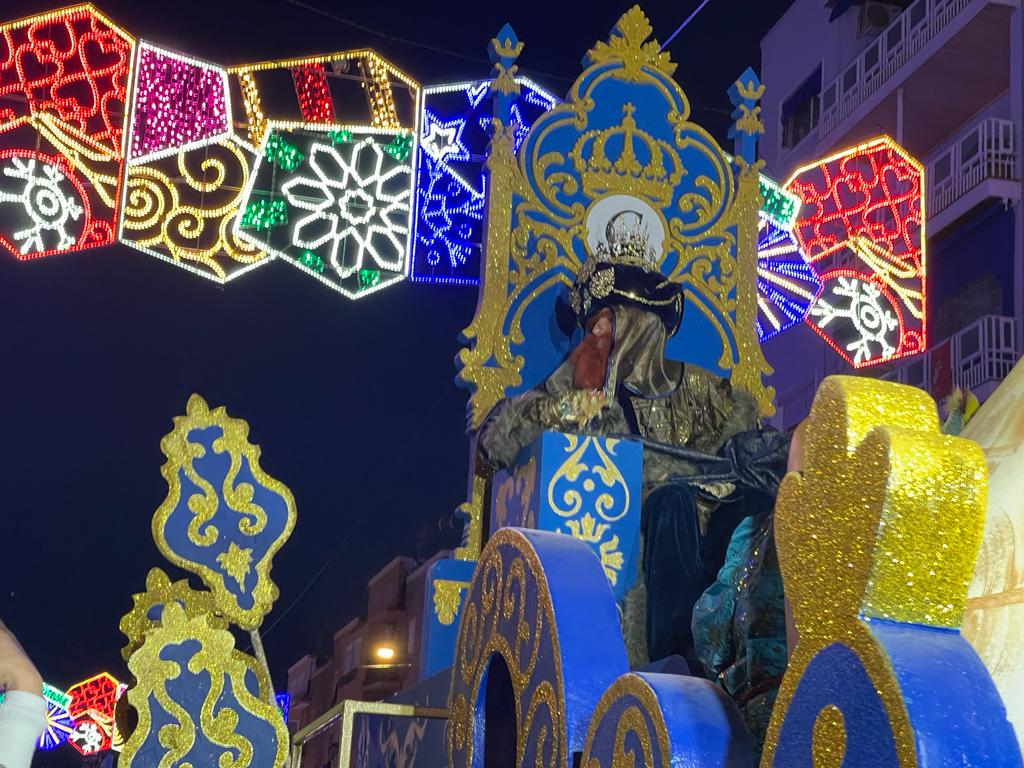 Los Reyes Magos reparten alegría en Algeciras. Foto: S.F.