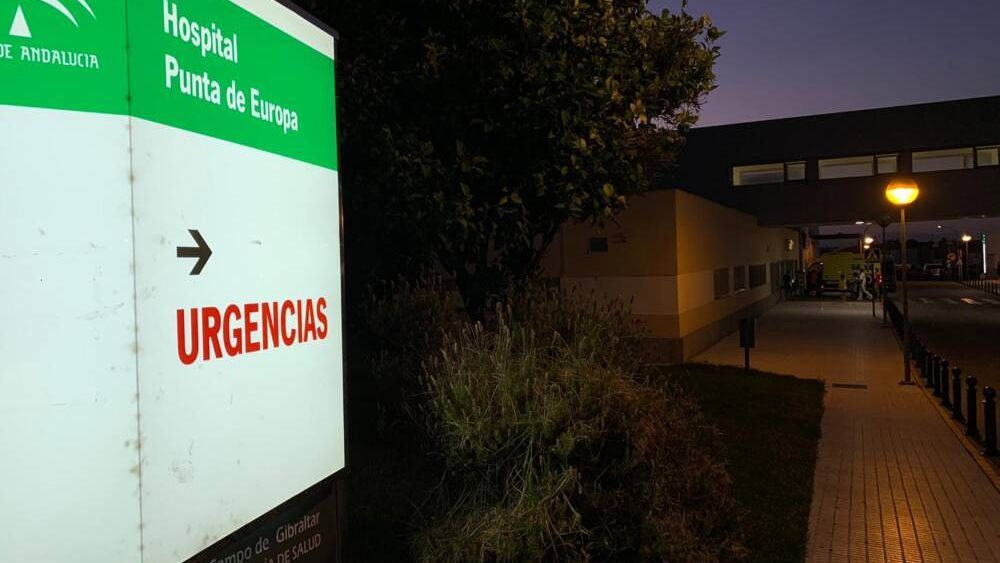Sanitarios de la comarca denuncian falta de refuerzos y medios para atender la epidemia de gripe. En esta imagen, entrada al Punta Europa. Imagen de archivo.